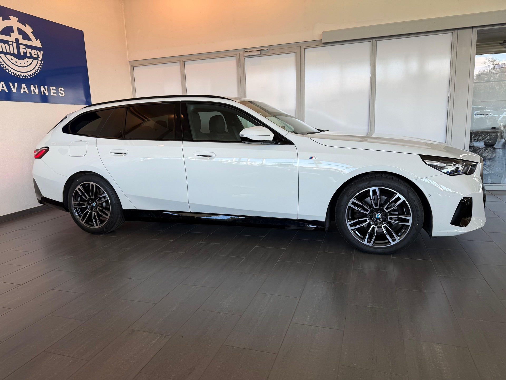 BMW 520d xDrive Touring M-Sport-image-2