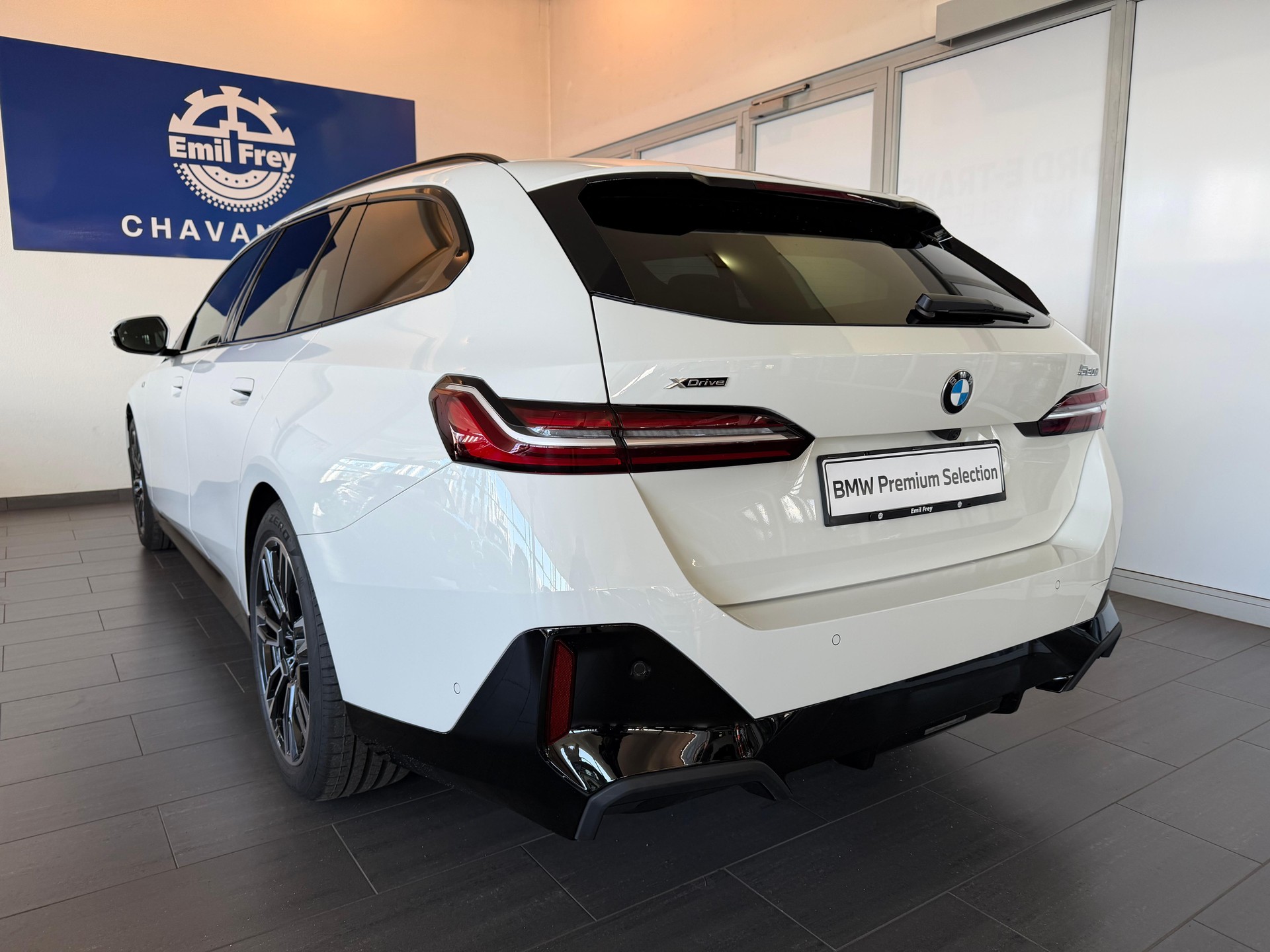 BMW 520d xDrive Touring M-Sport-image-3