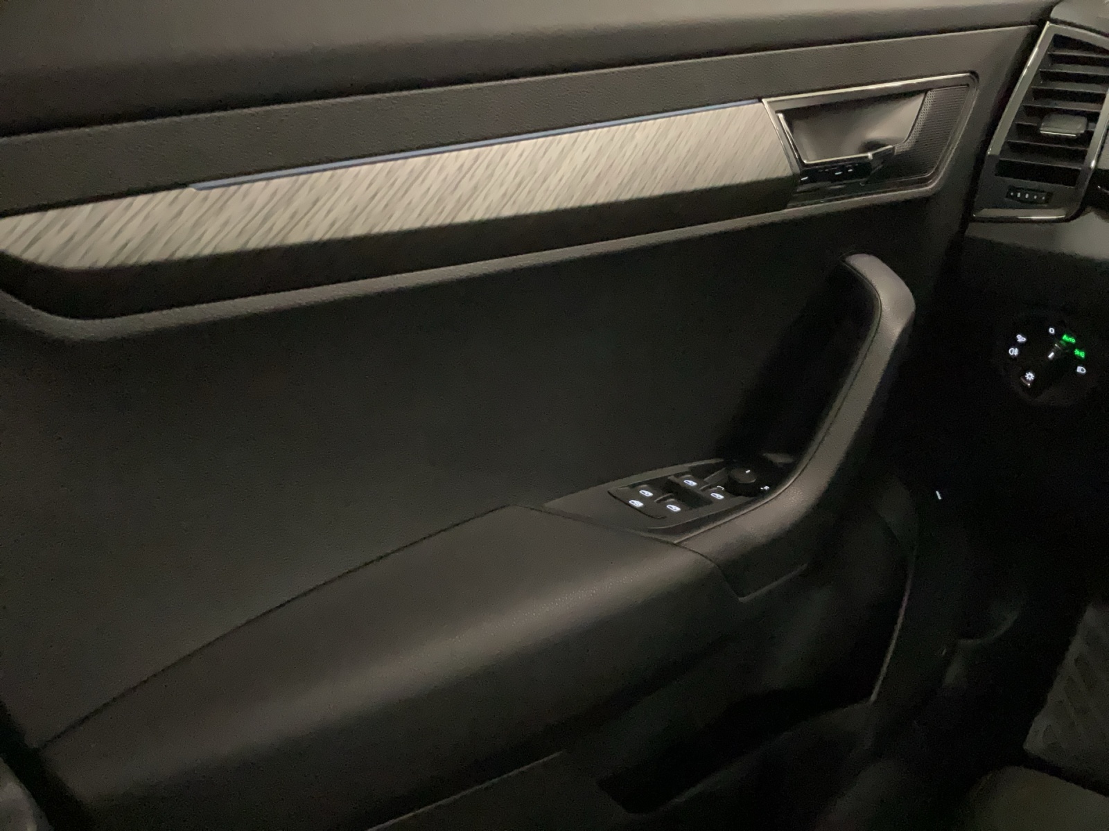 SKODA Karoq 1.5 TSI Selection DSG-image-8