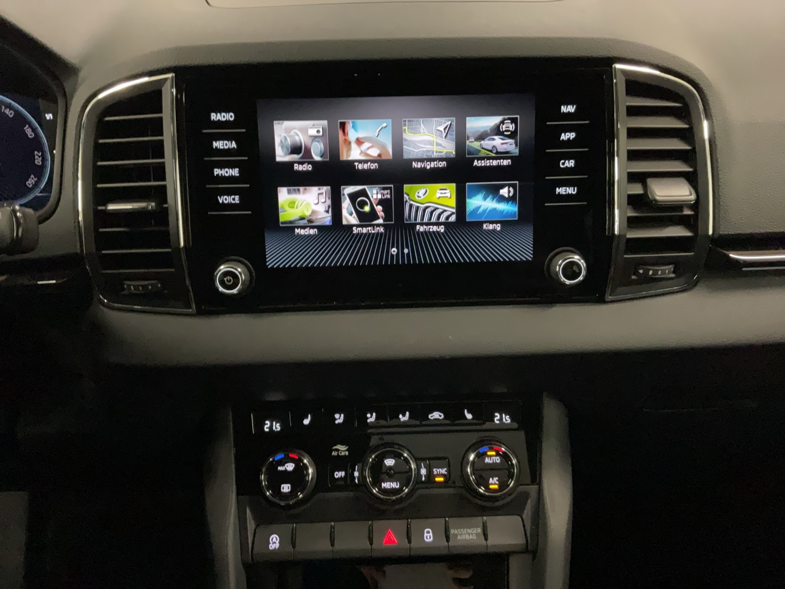 SKODA Karoq 1.5 TSI Selection DSG-image-9