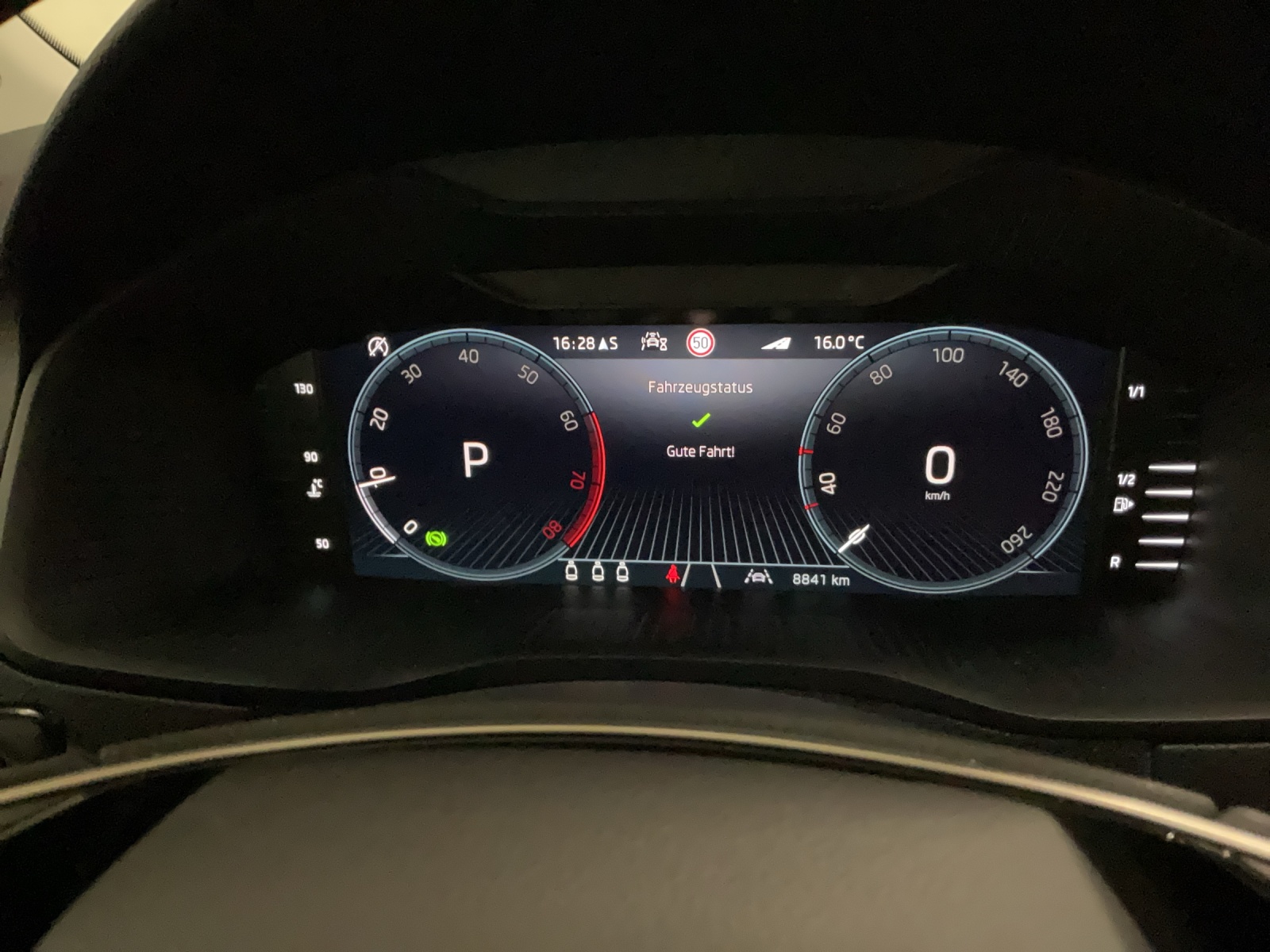 SKODA Karoq 1.5 TSI Selection DSG-image-13