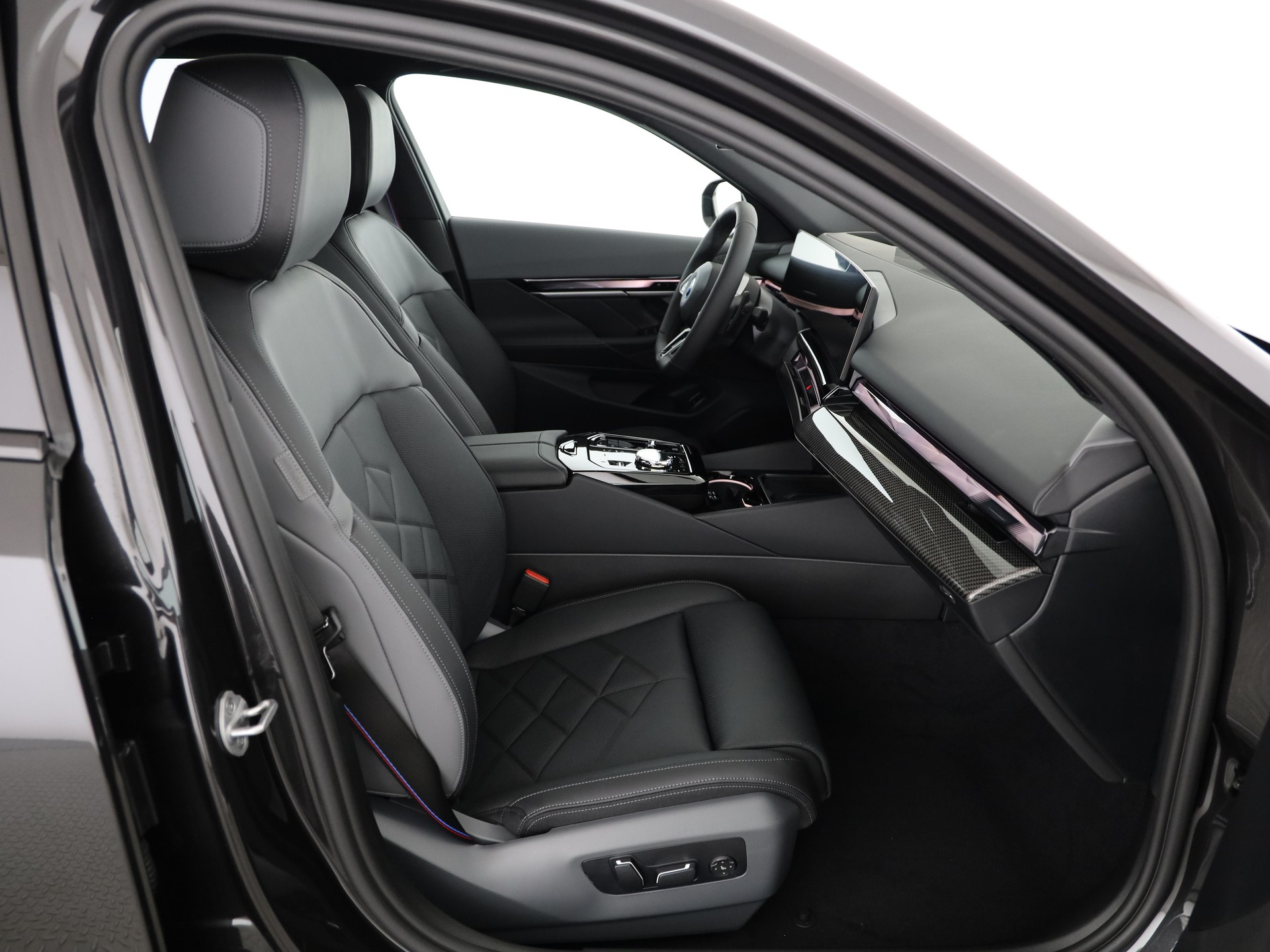 BMW 550e xDrive-image-15