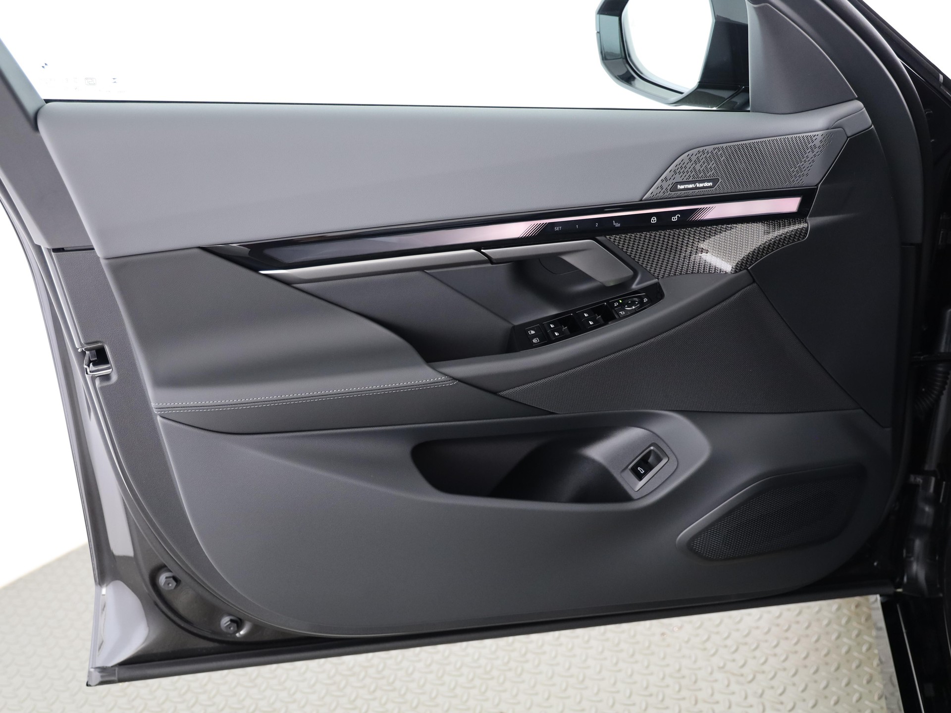 BMW 550e xDrive-image-10