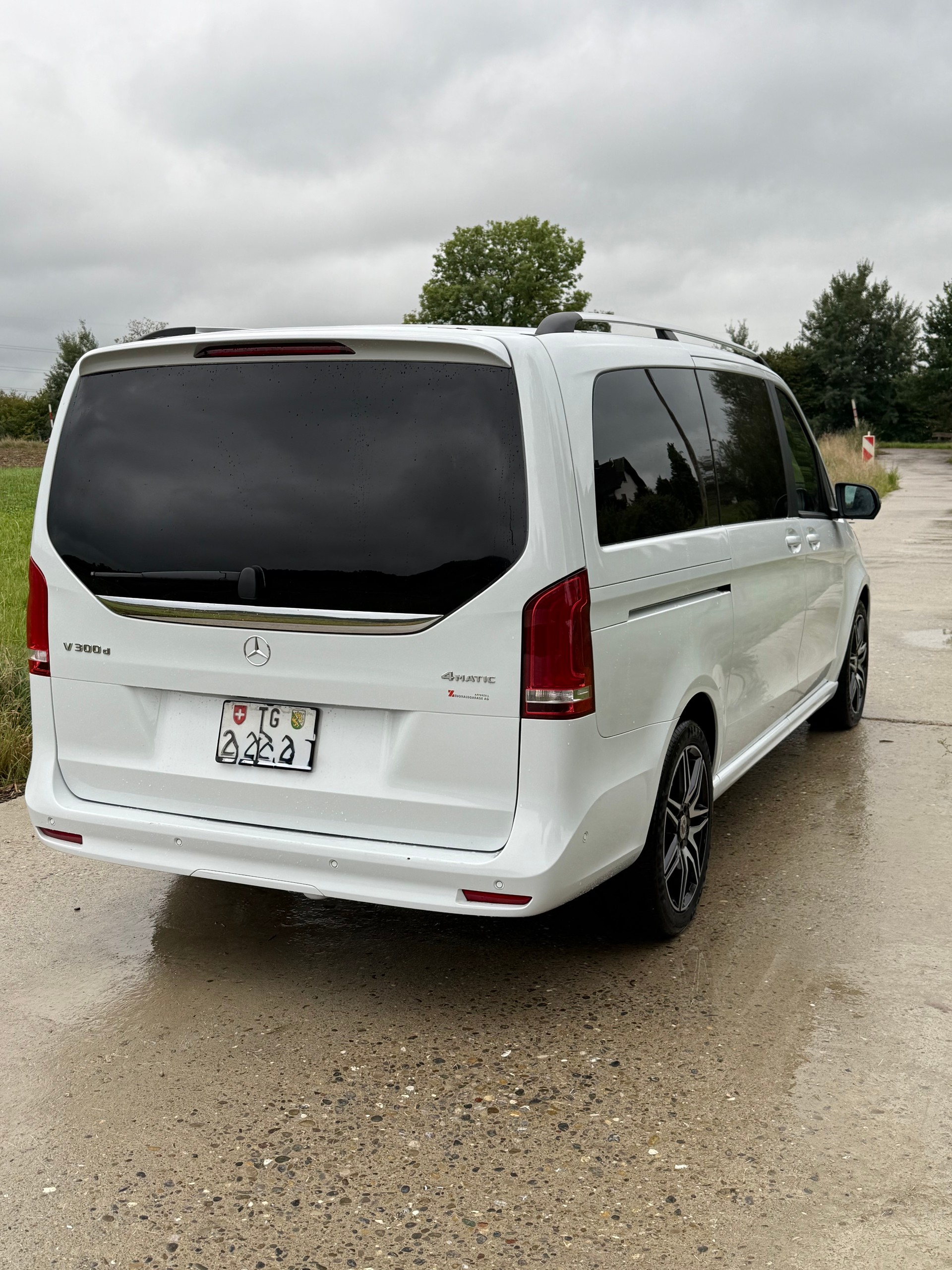 MERCEDES-BENZ V 300 d lang Swiss Edition 4Matic 9G-Tronic-image-1