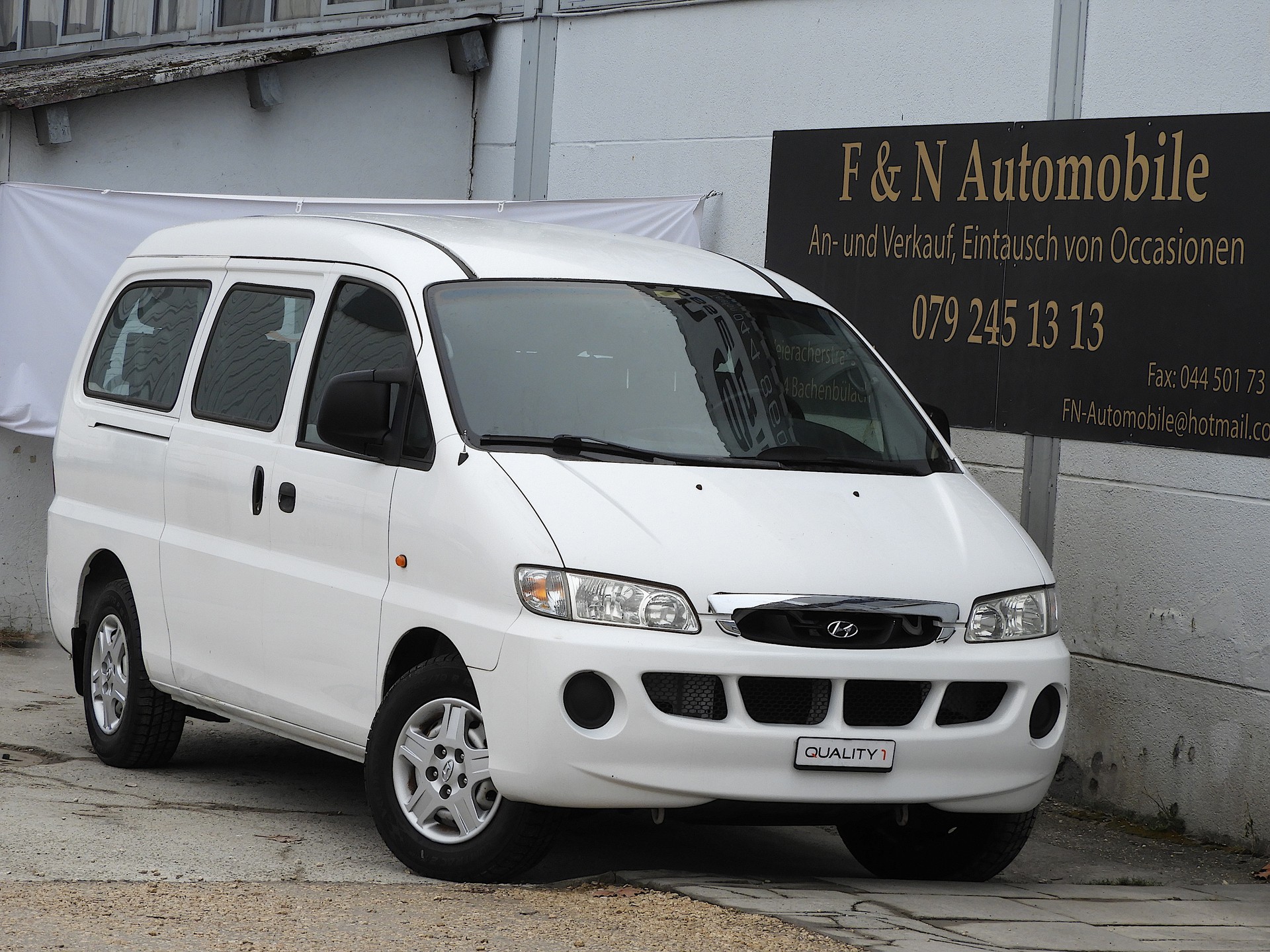 HYUNDAI H-1 2.4 3Van I CH FZ I 3 Erwachsene Plätze I 17 Kinderplätze I MFK 20.01.2026 I 1 Hand-image-1