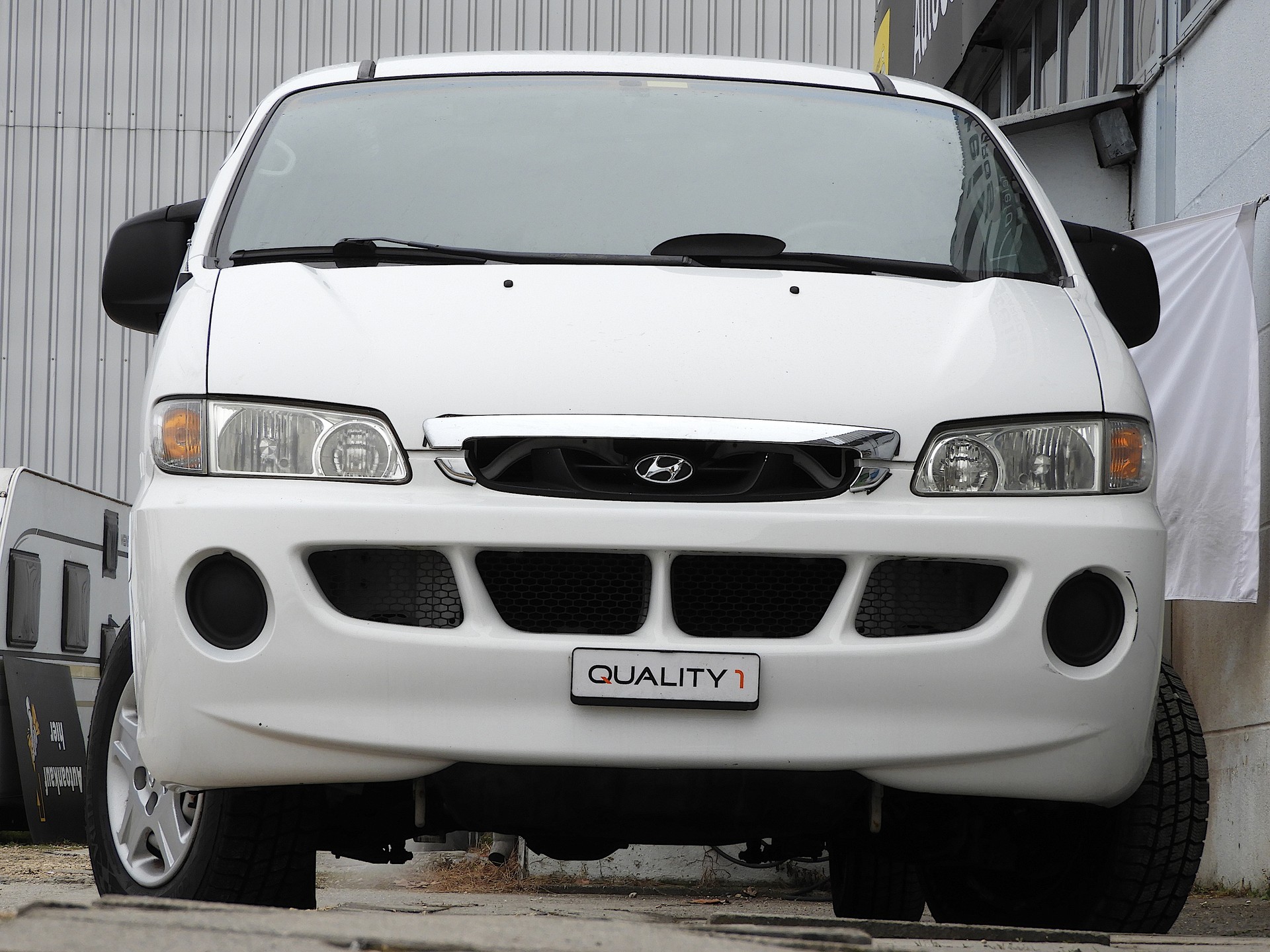 HYUNDAI H-1 2.4 3Van I CH FZ I 3 Erwachsene Plätze I 17 Kinderplätze I MFK 20.01.2026 I 1 Hand-image-2