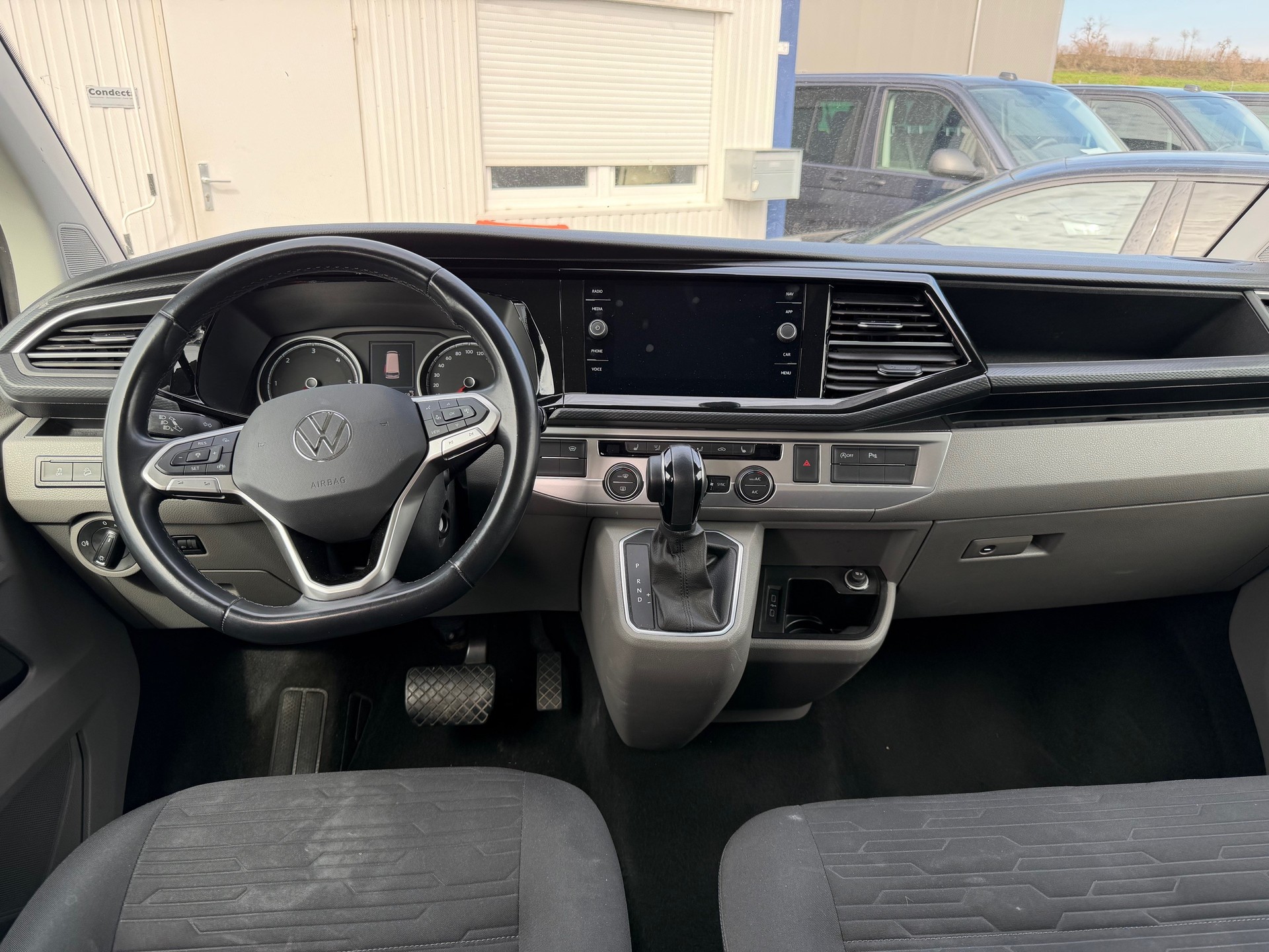 VW T6.1 2.0 TDI 4Motion DSG-image-8