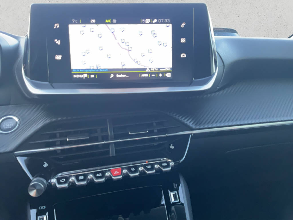 PEUGEOT 208 1.2 PureTech 100 Allure-image-11