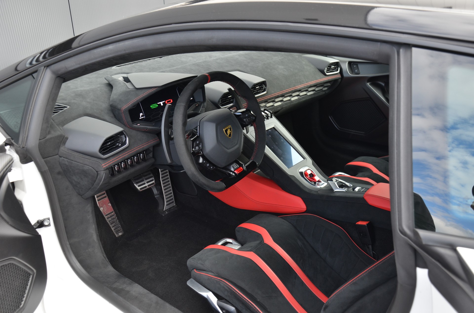 LAMBORGHINI Huracan STO Coupé DCT RWD-image-18