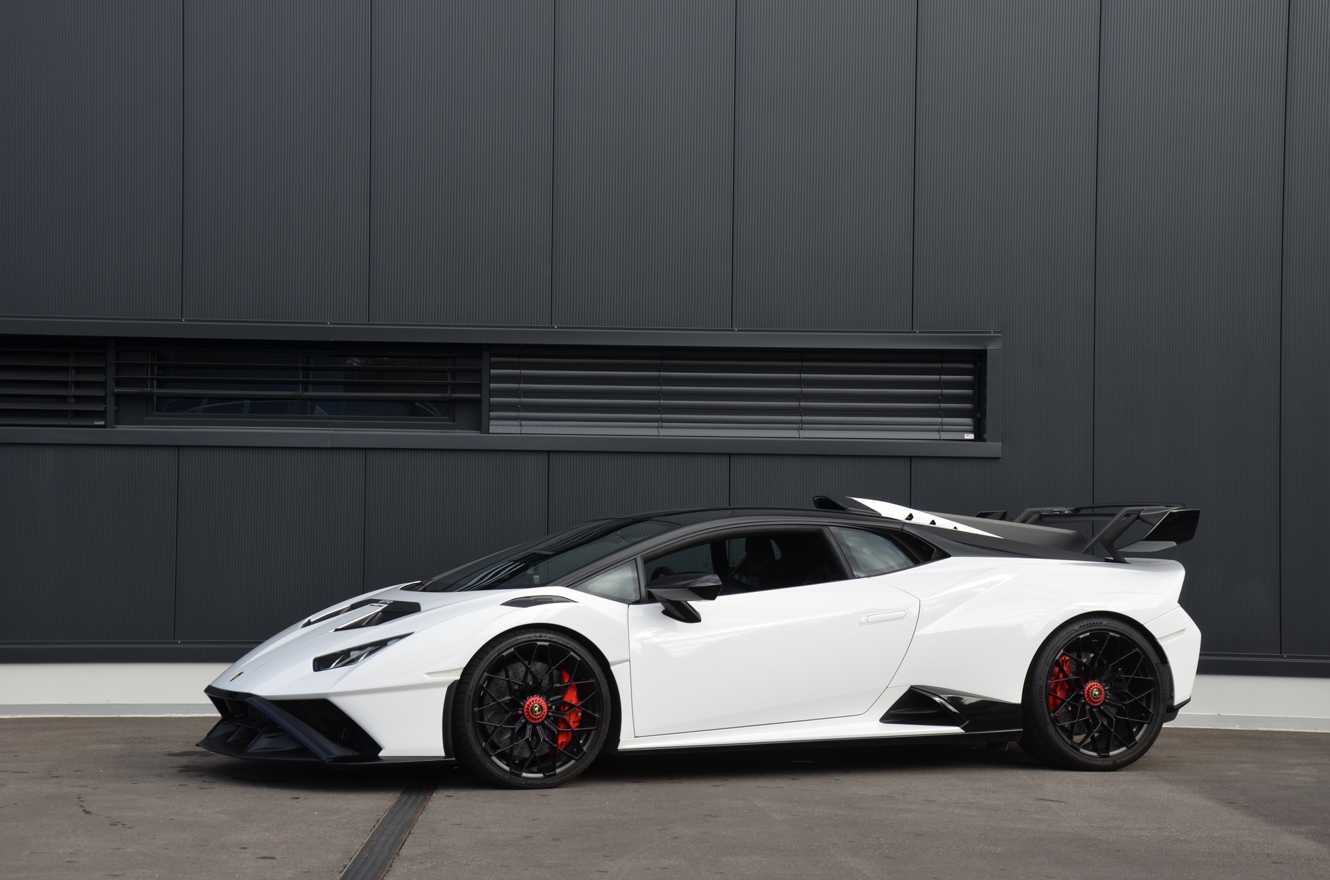LAMBORGHINI Huracan STO Coupé DCT RWD-image-1