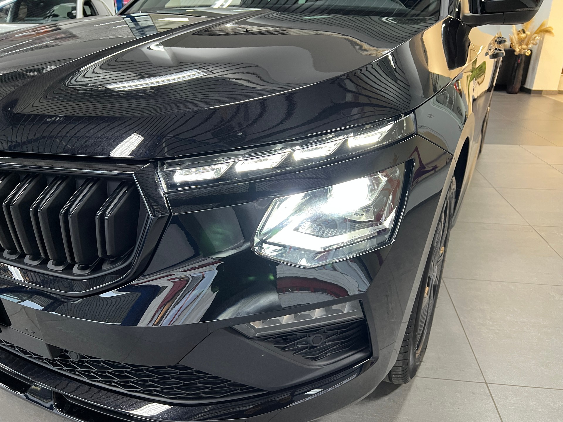 SKODA Kamiq 1.5 TSI Monte Carlo DSG Panoramadach / Lenkradheizung / Rückfahrkamera / Matrix-LED Scheinwerfer-image-3
