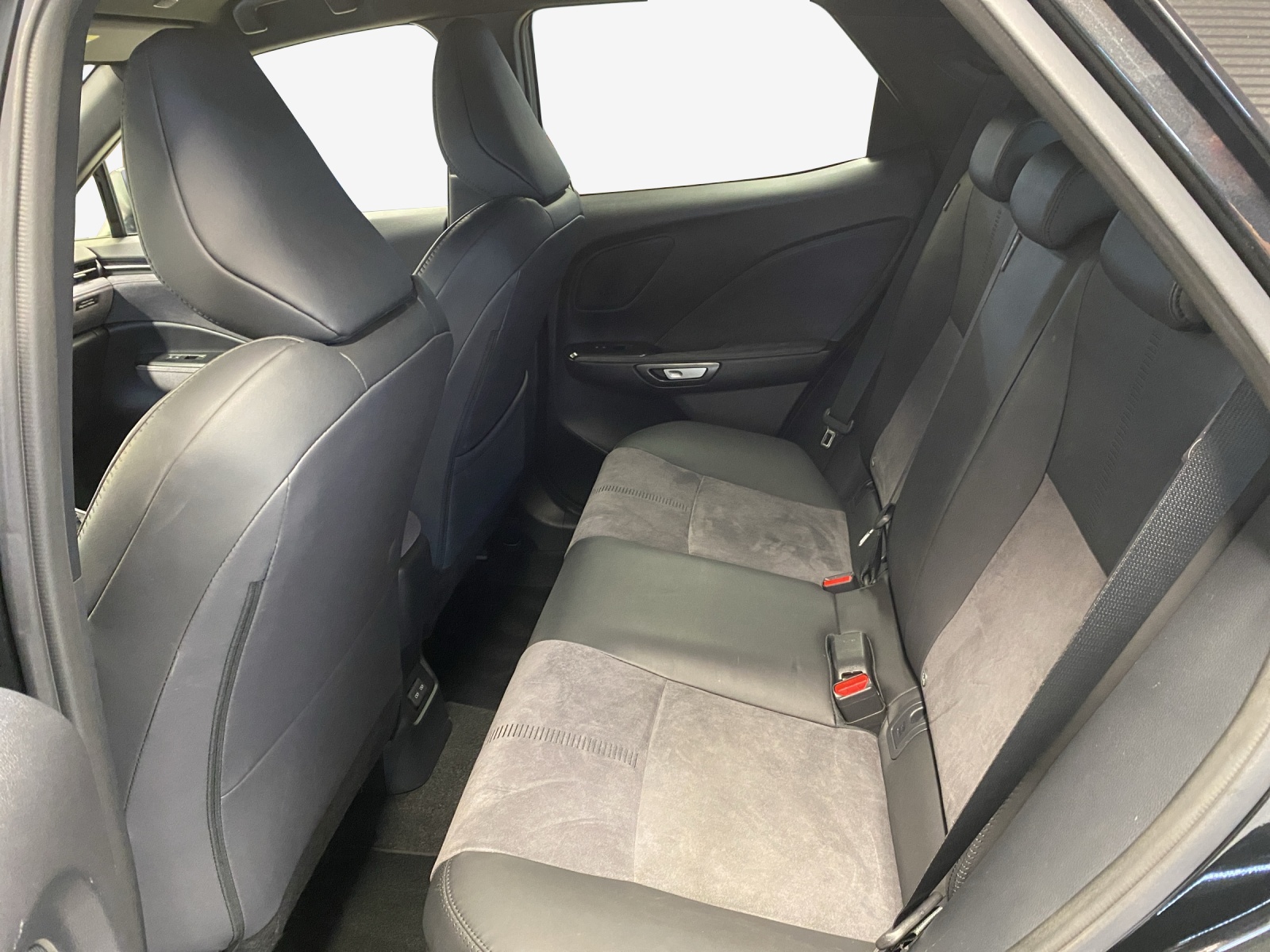 LEXUS LBX AWD Elegant CVT-image-11