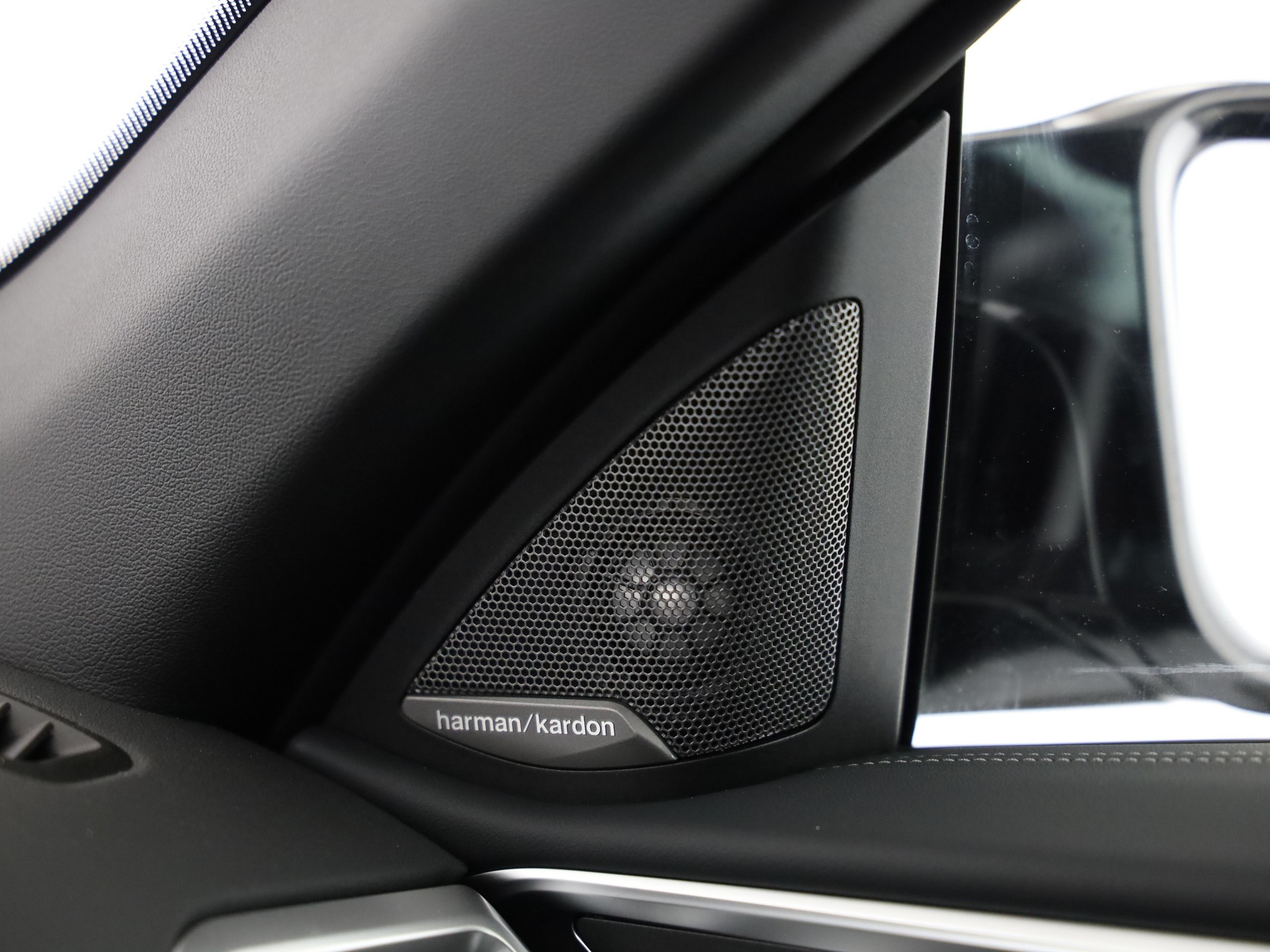 BMW M440i xDrive Cabrio-image-8