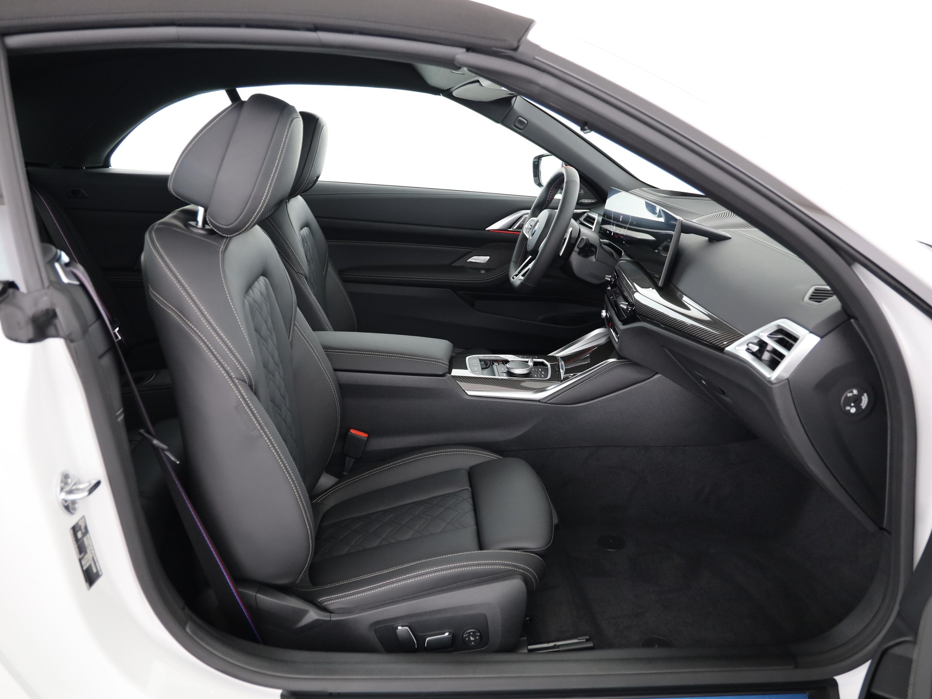 BMW M440i xDrive Cabrio-image-13