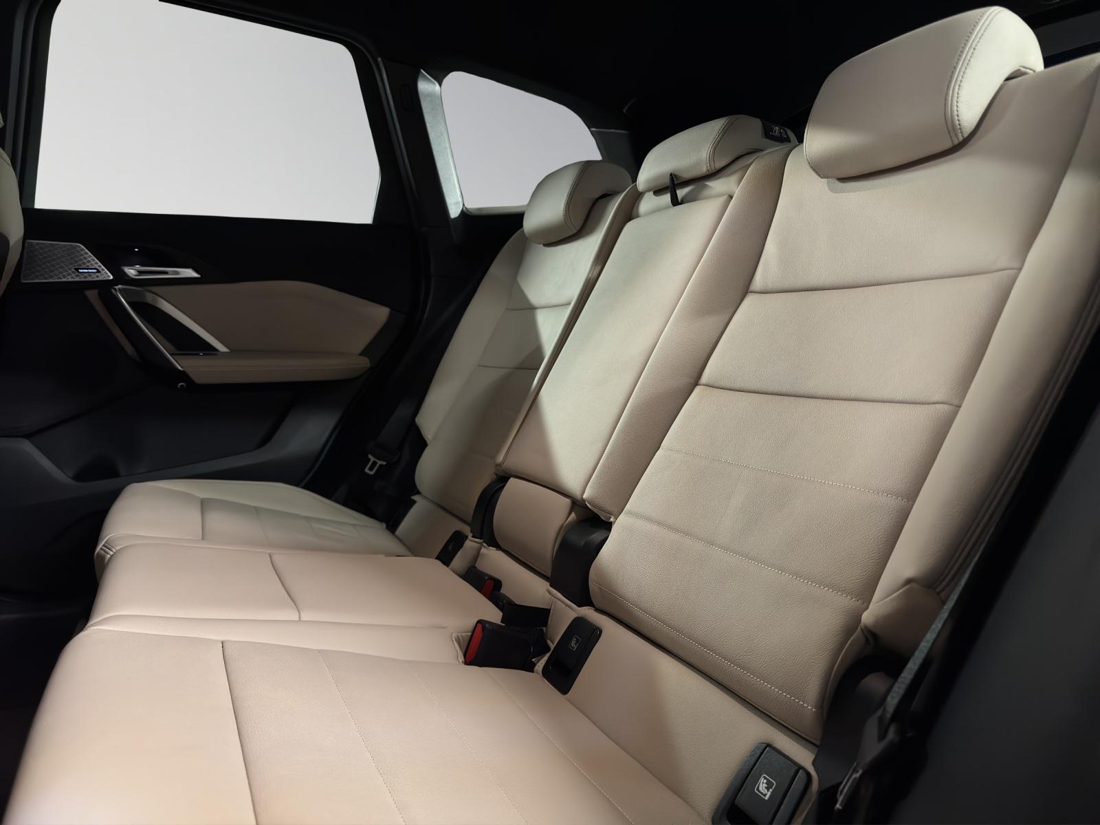 BMW X1 23i xDrive paddles-image-8
