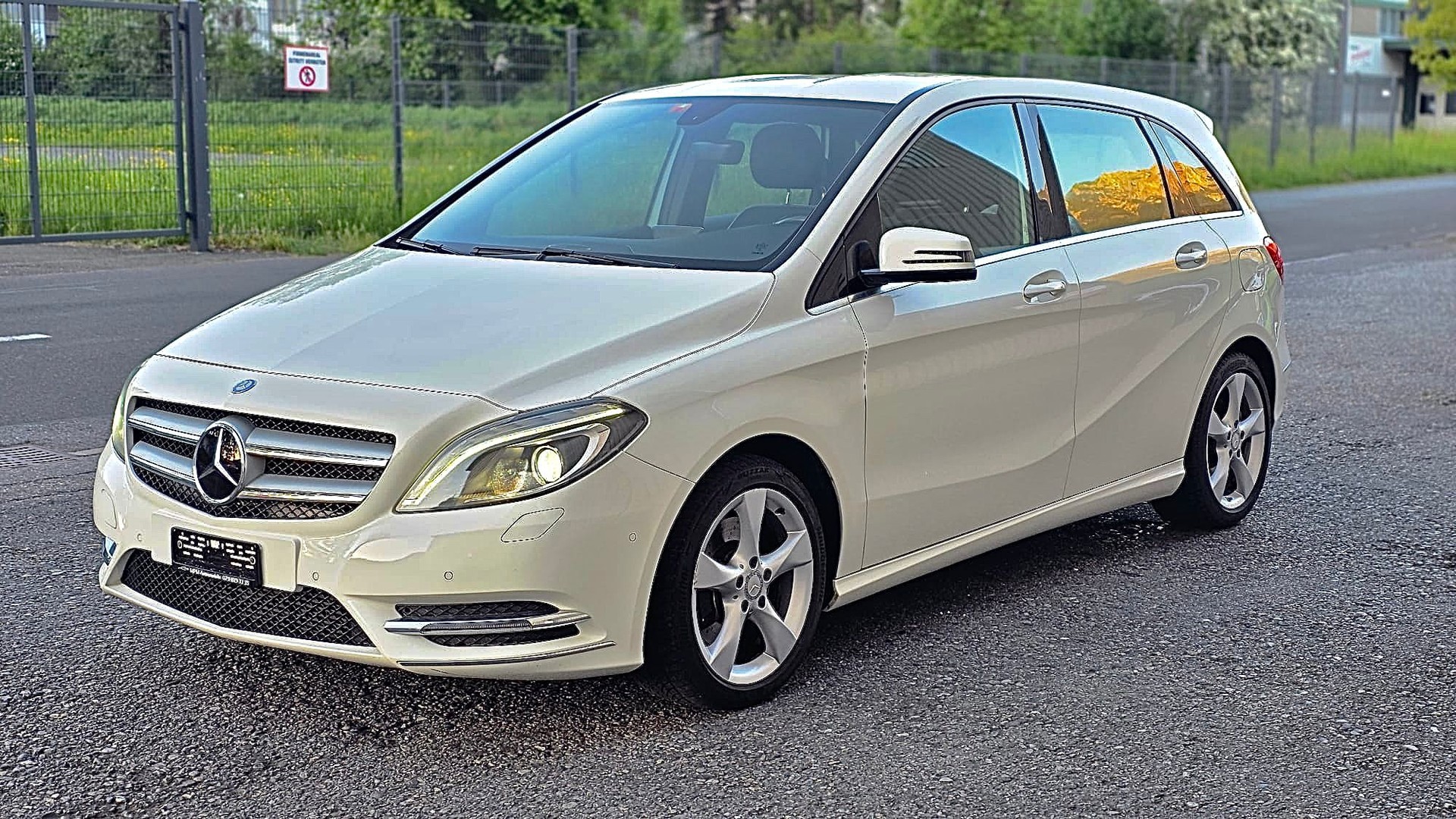 MERCEDES-BENZ B 220 4Matic 7G-DCT-image-2