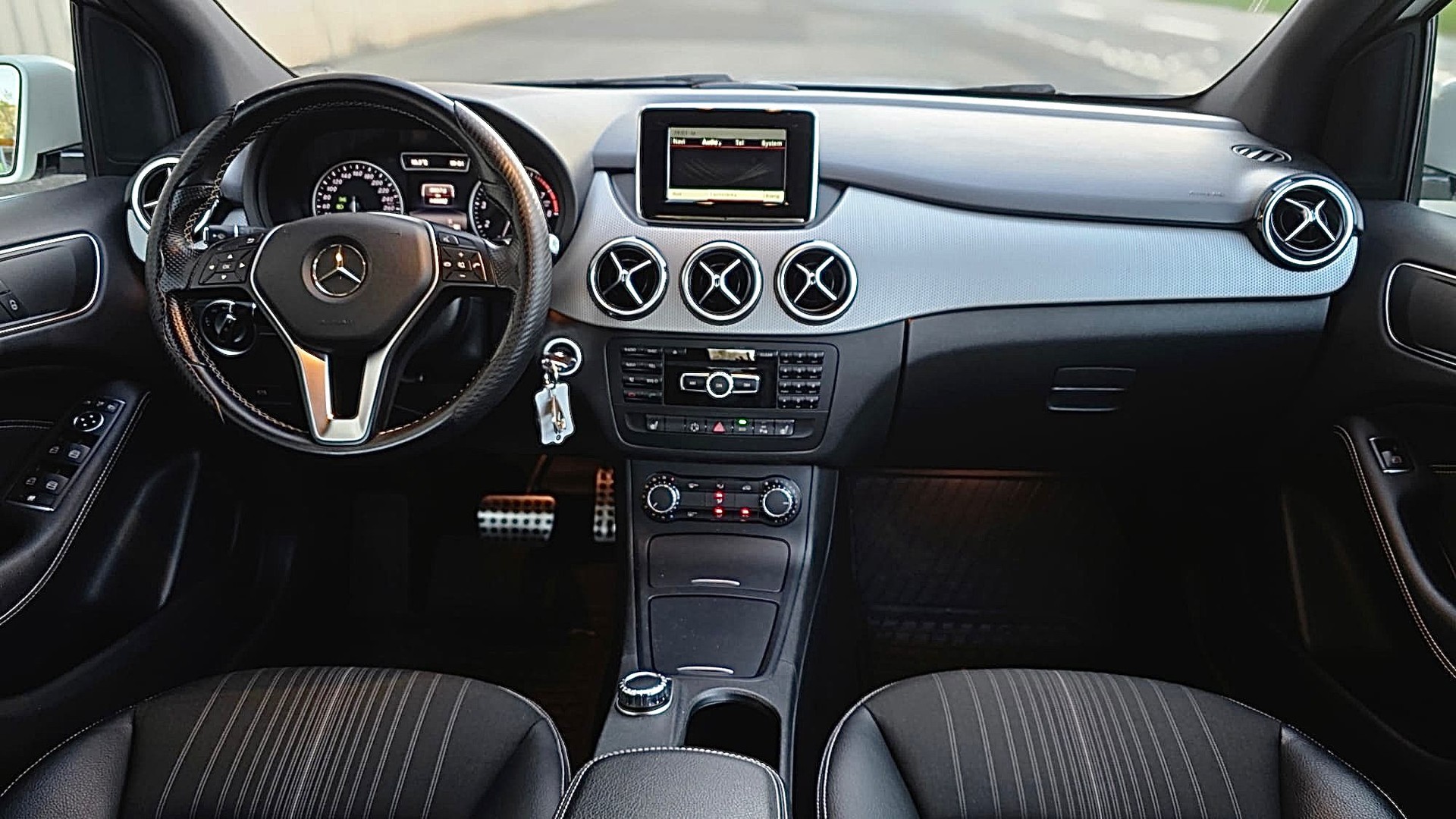 MERCEDES-BENZ B 220 4Matic 7G-DCT-image-13
