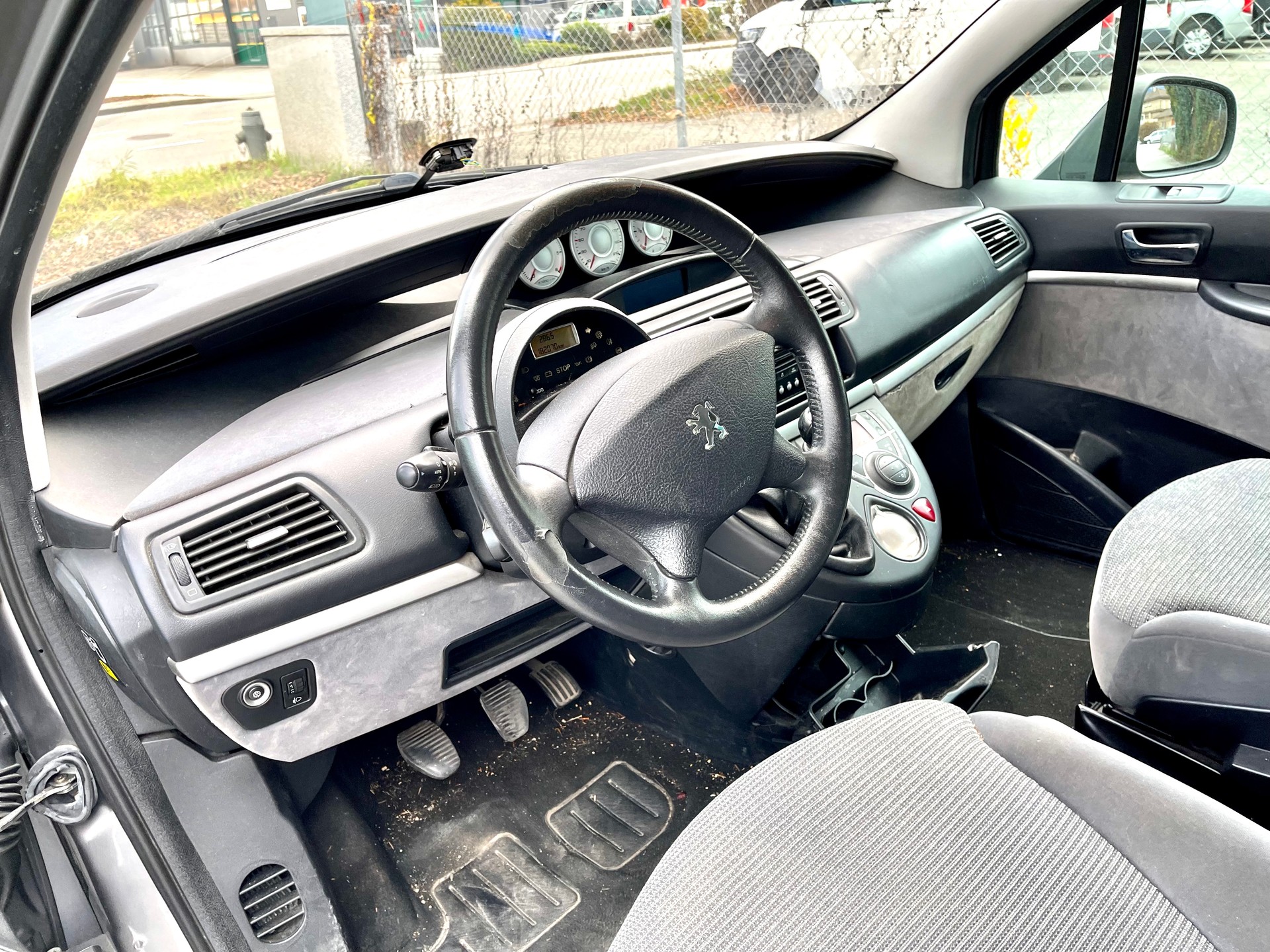 PEUGEOT 807 2.0 16V HDi (ST) Family+-image-17
