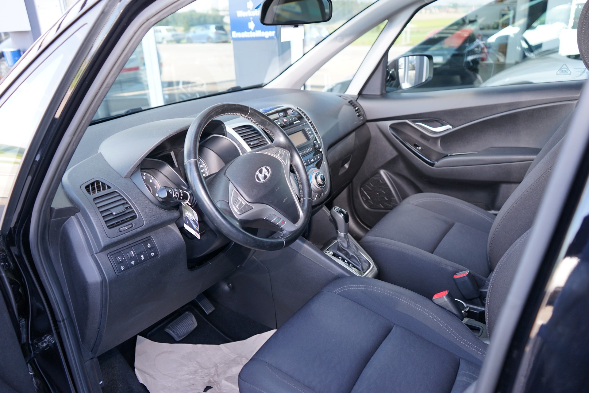 HYUNDAI iX20 1.6 Amplia Automatic-image-9