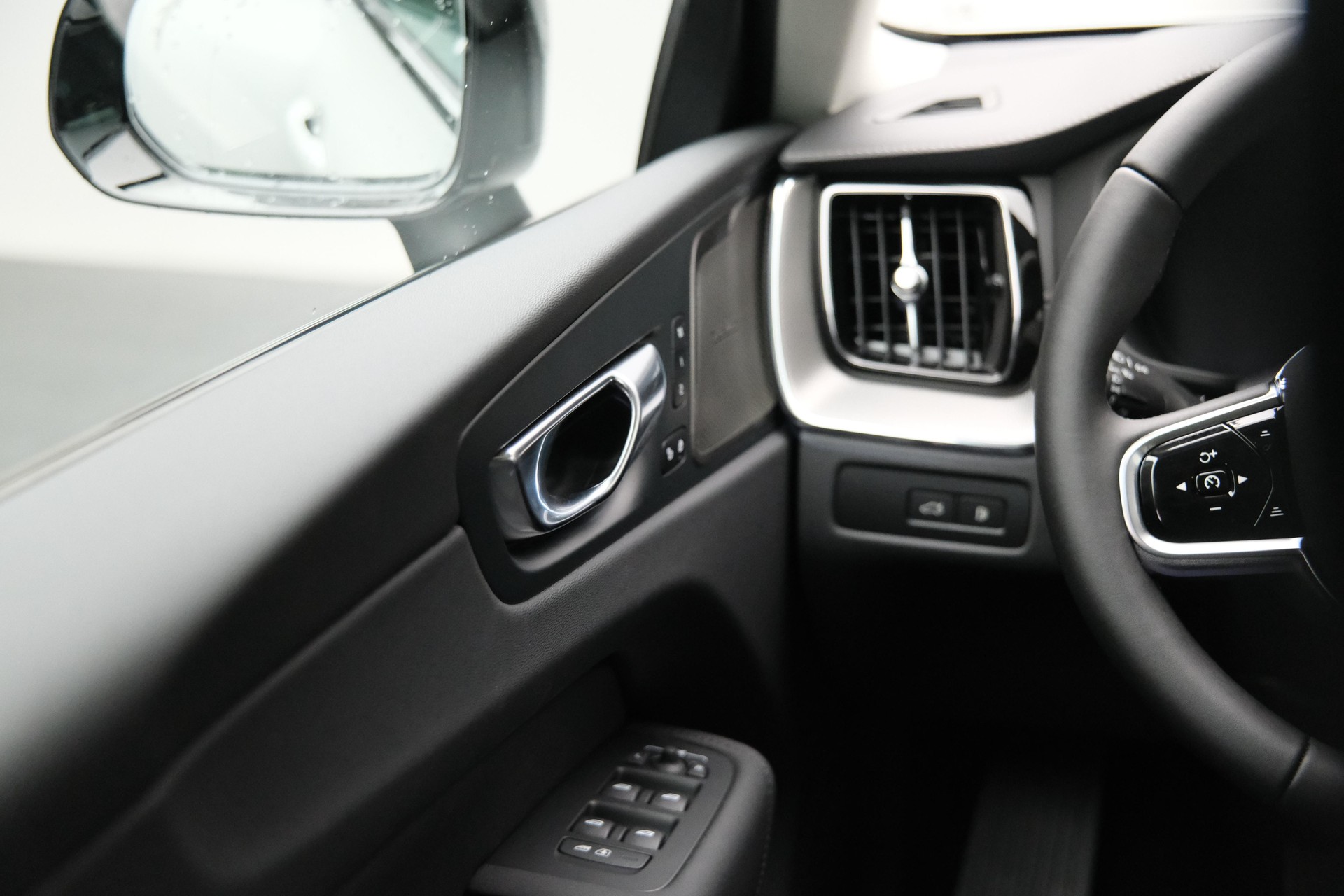 VOLVO XC60 2.0 T6 TE Ultra Dark eAWD-image-9