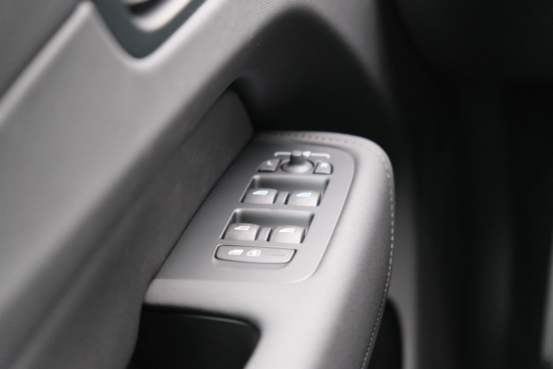 VOLVO XC60 2.0 T6 TE Ultra Dark eAWD-image-10
