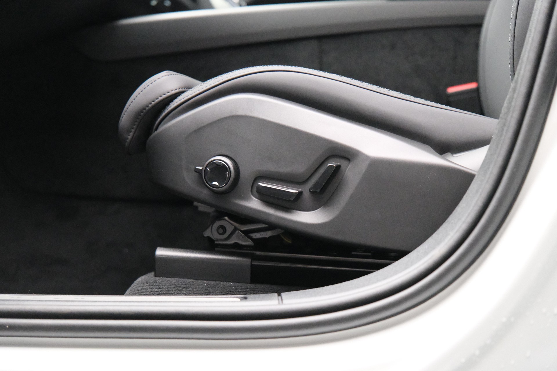 VOLVO XC60 2.0 T6 TE Ultra Dark eAWD-image-8