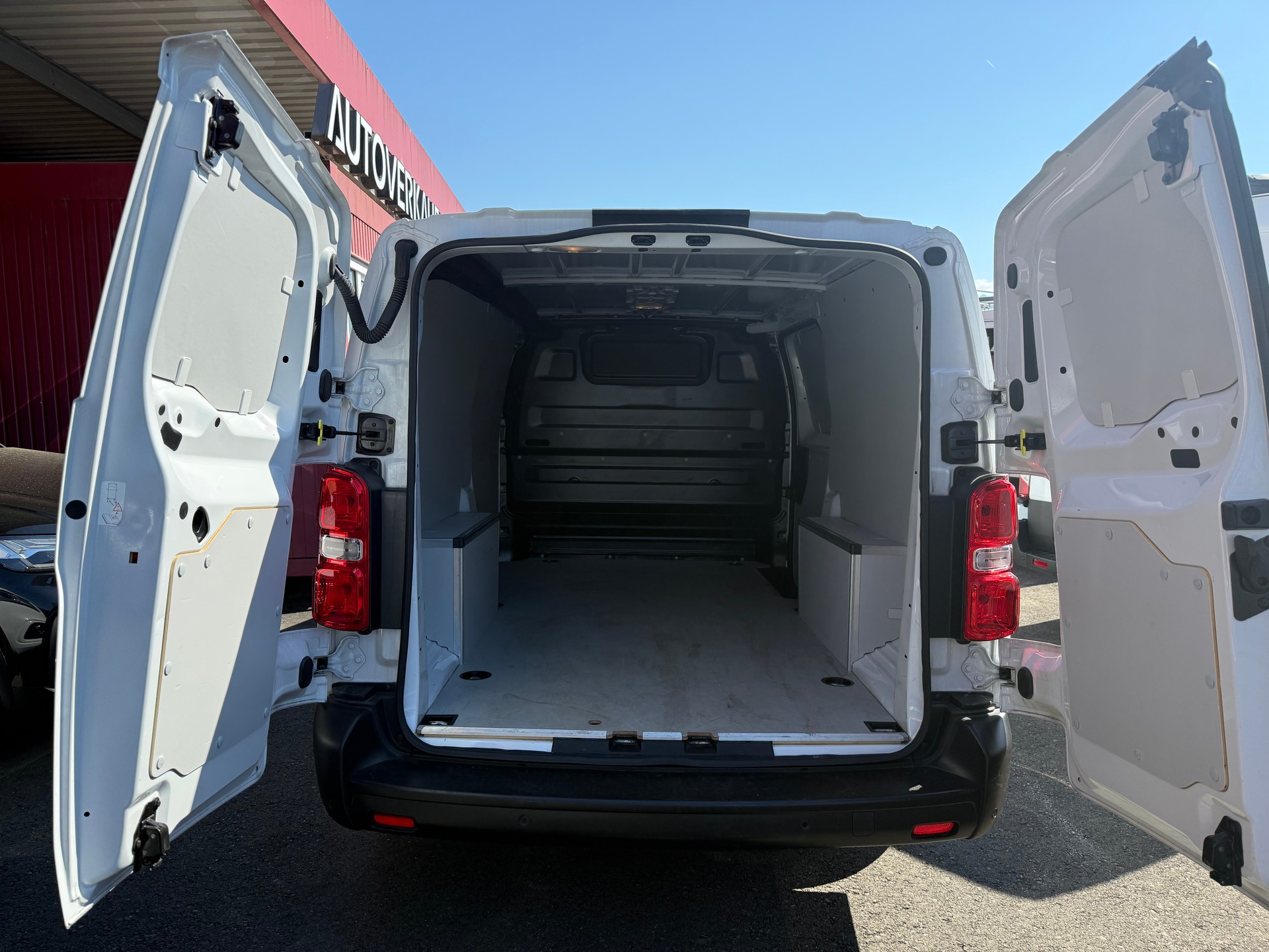 PEUGEOT Expert 2.0 BlueHDi 145 S&S Long EAT8-image-2