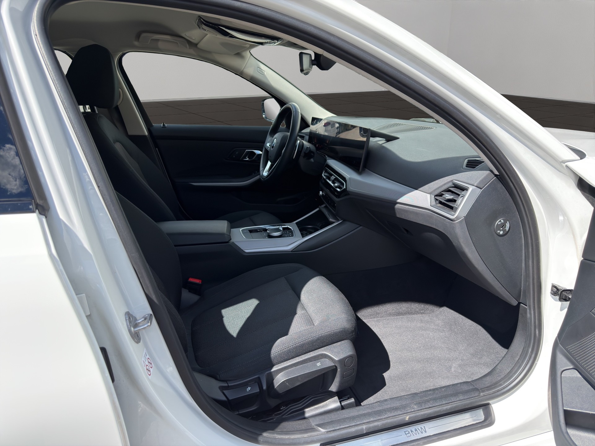 BMW 320d xDrive 48V Touring Steptronic-image-17