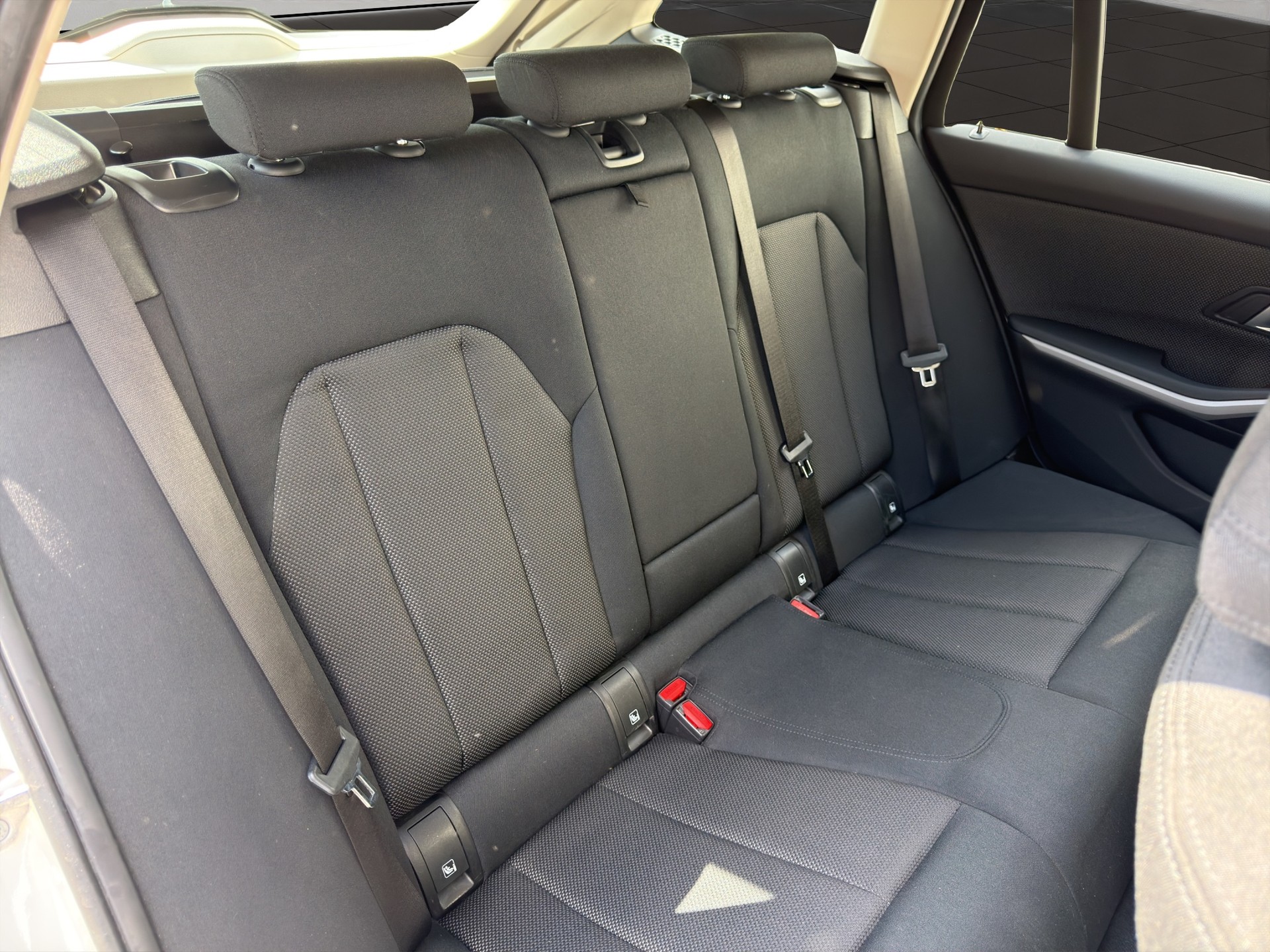 BMW 320d xDrive 48V Touring Steptronic-image-16