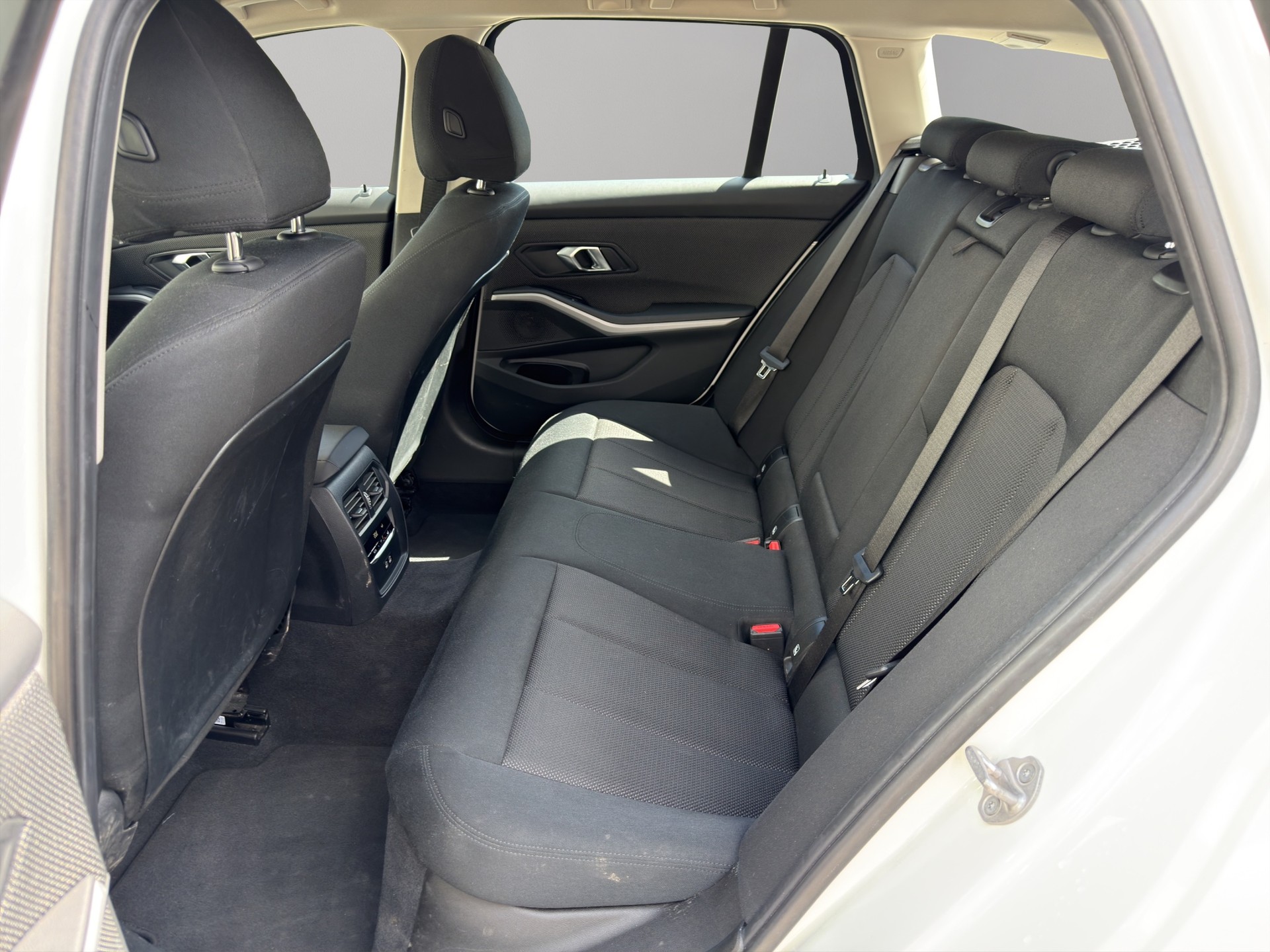 BMW 320d xDrive 48V Touring Steptronic-image-15