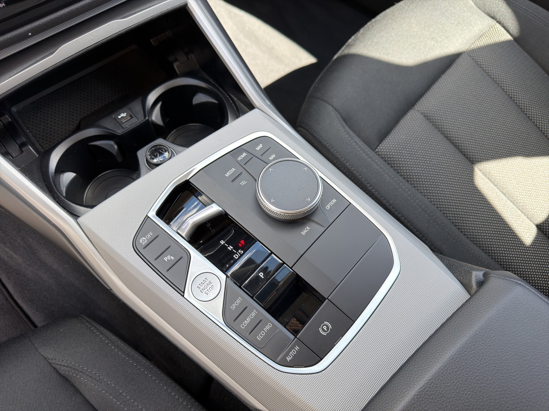 BMW 320d xDrive 48V Touring Steptronic-image-12