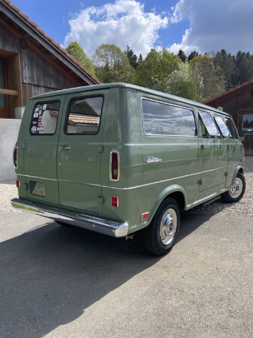 FORD E330 Club Wagon Château-image-1