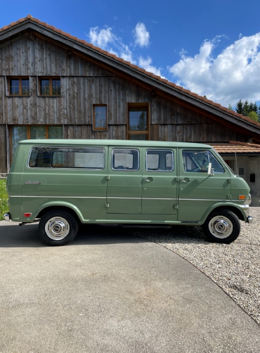 FORD E330 Club Wagon Château-image-3