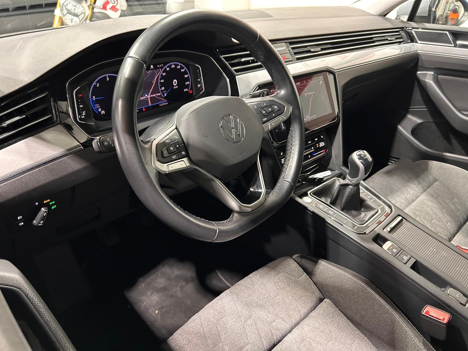 VW Passat Variant 2.0 TDI 150 Business CH FAHRZEUG-image-10