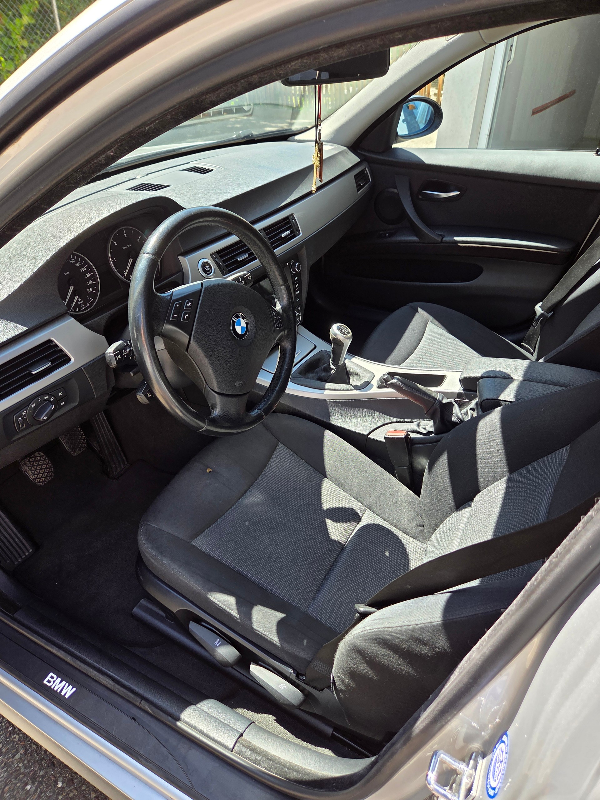 BMW 318d-image-4