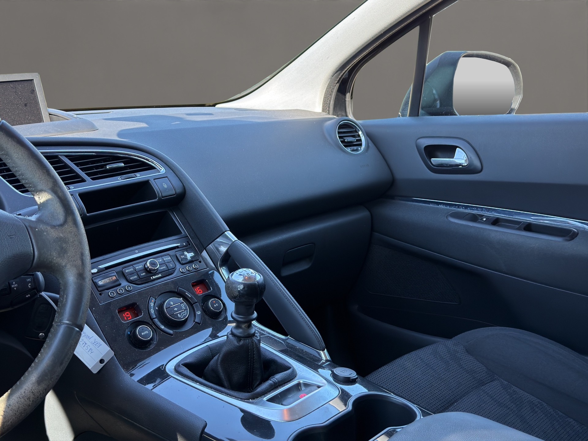 PEUGEOT 3008 1.6 16V T Platinum-image-12
