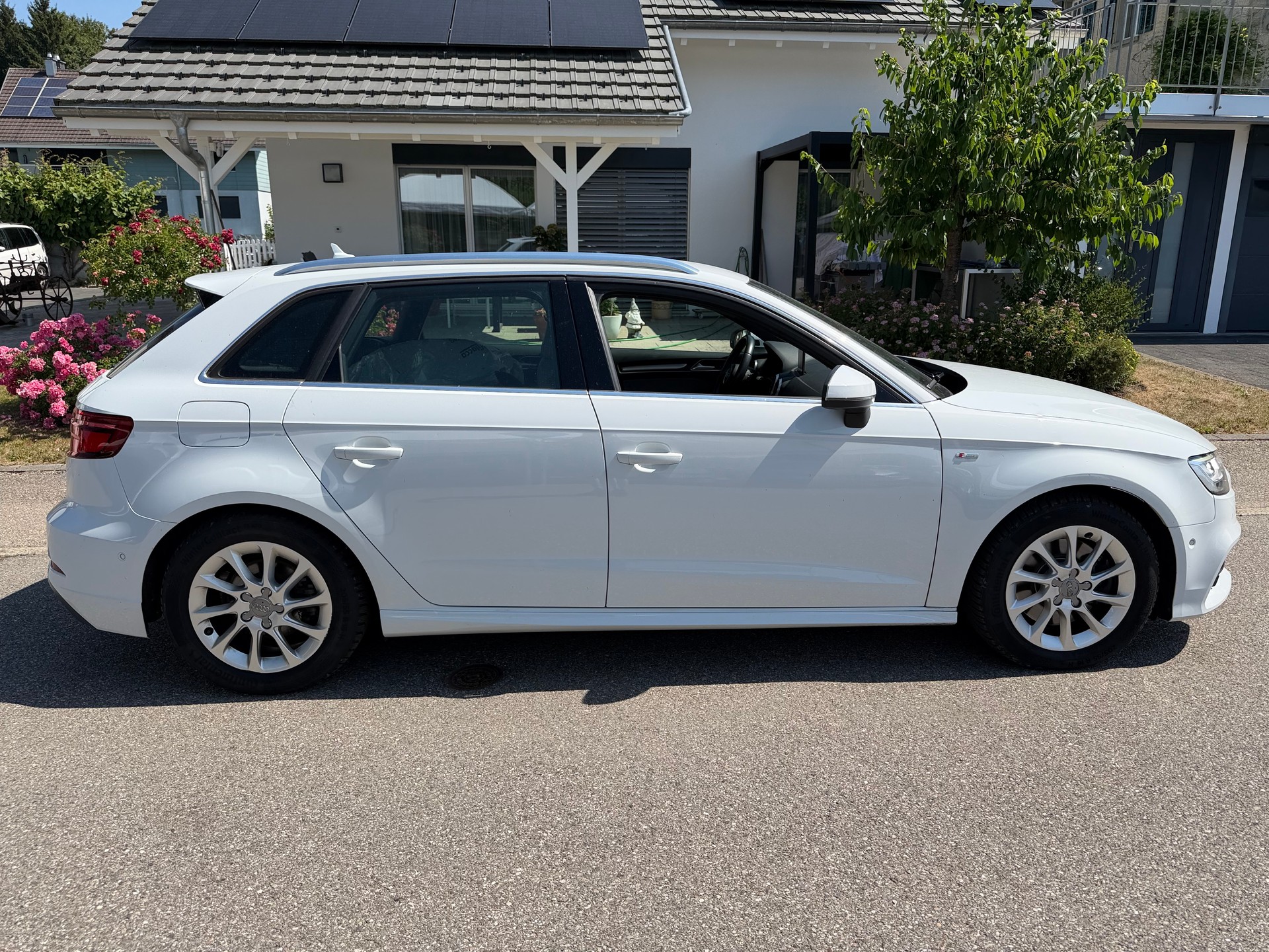 AUDI A3 Sportback 2.0 TFSI Design S-tronic-image-4