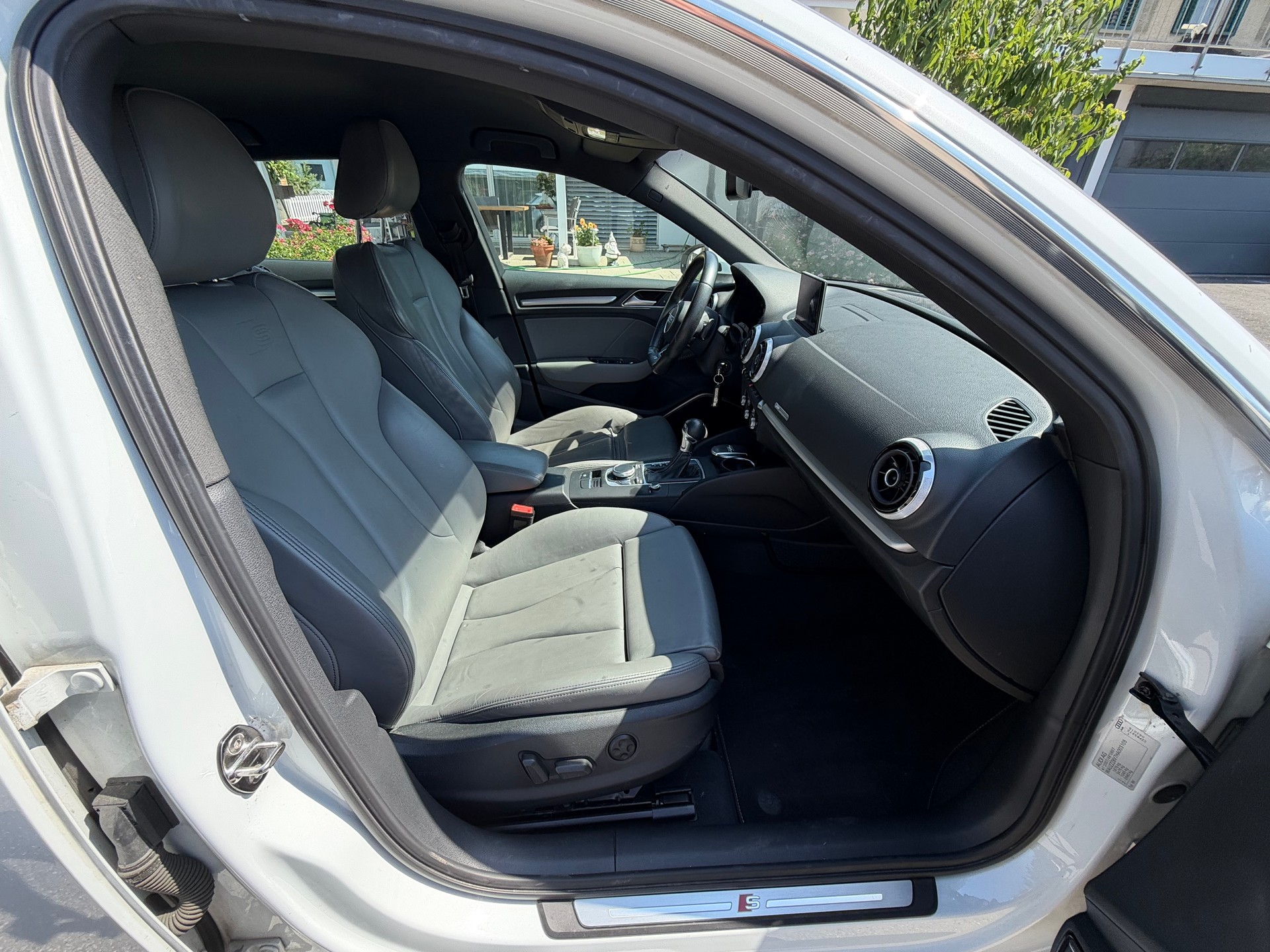 AUDI A3 Sportback 2.0 TFSI Design S-tronic-image-12