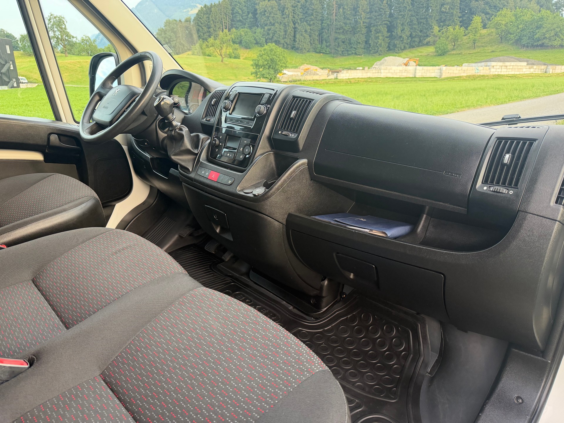 PEUGEOT Boxer 2.2 HDI 335 Premium L2H2-image-13