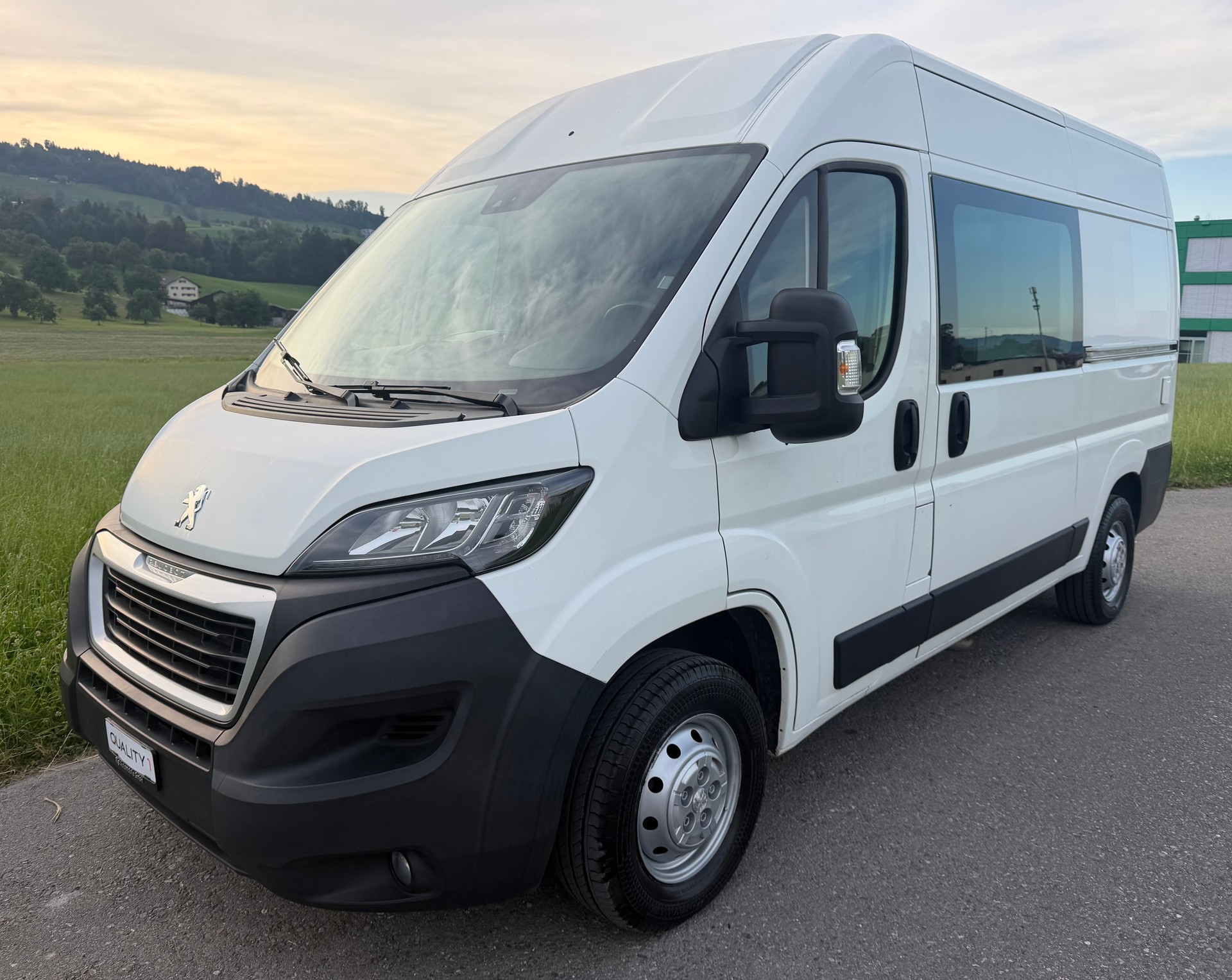 PEUGEOT Boxer 2.2 HDI 335 Premium L2H2-image-0