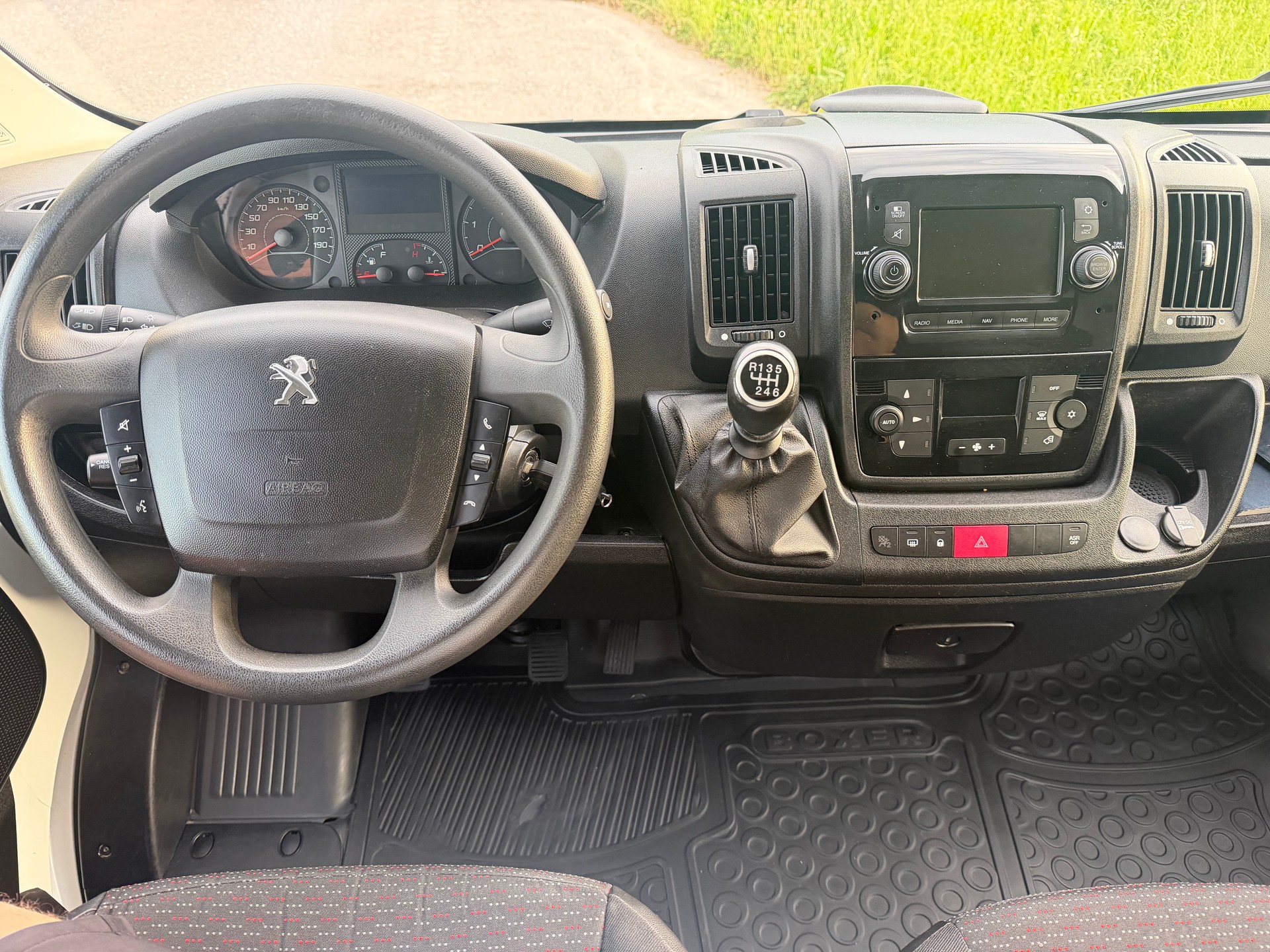 PEUGEOT Boxer 2.2 HDI 335 Premium L2H2-image-10