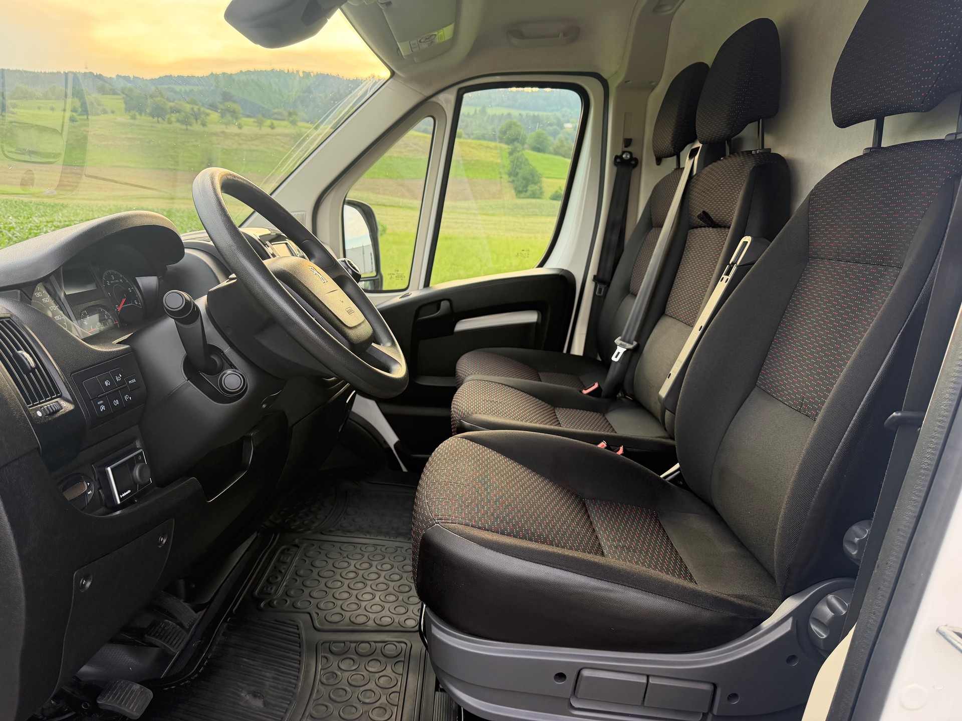 PEUGEOT Boxer 2.2 HDI 335 Premium L2H2-image-8
