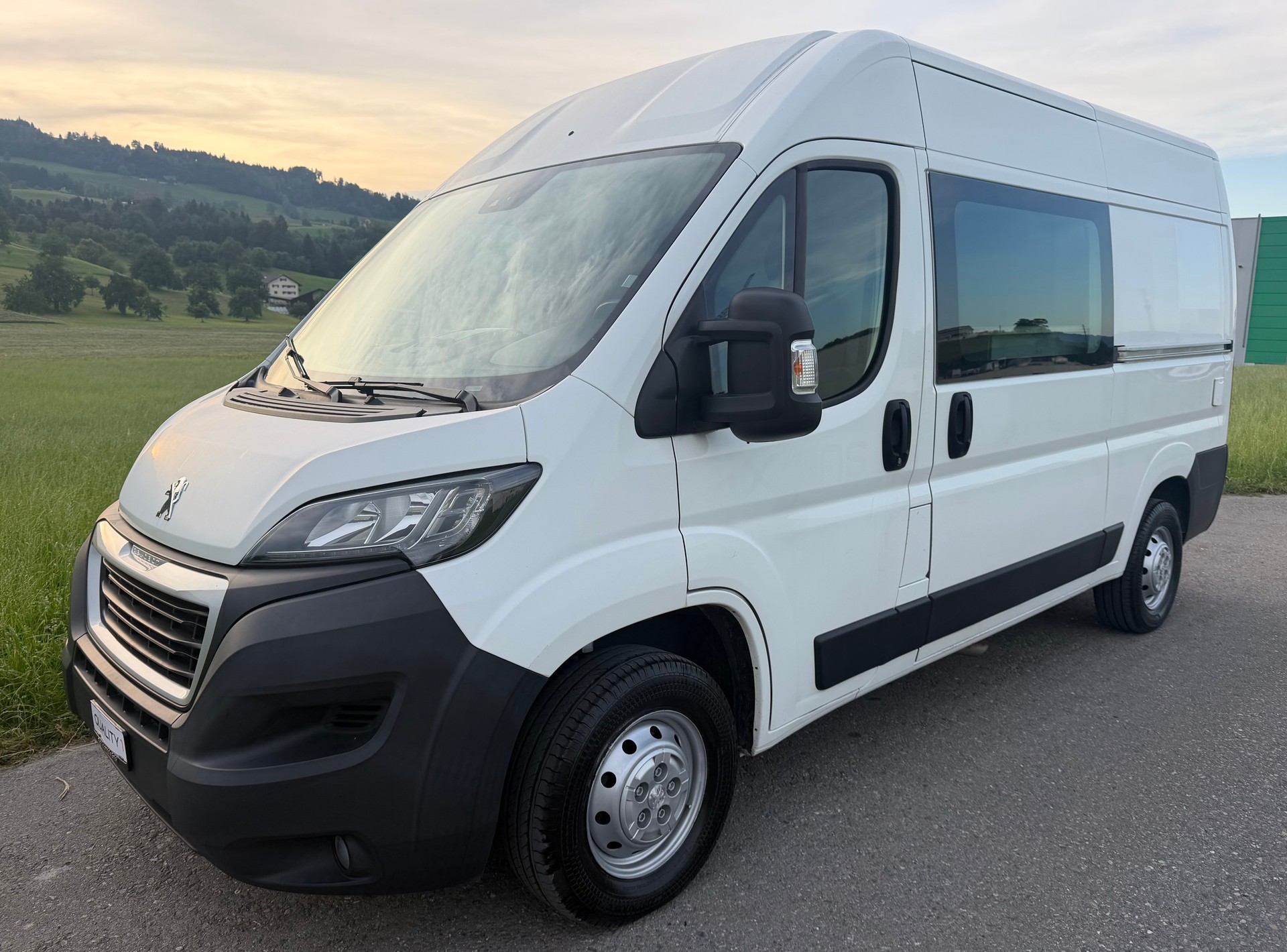 PEUGEOT Boxer 2.2 HDI 335 Premium L2H2-image-1