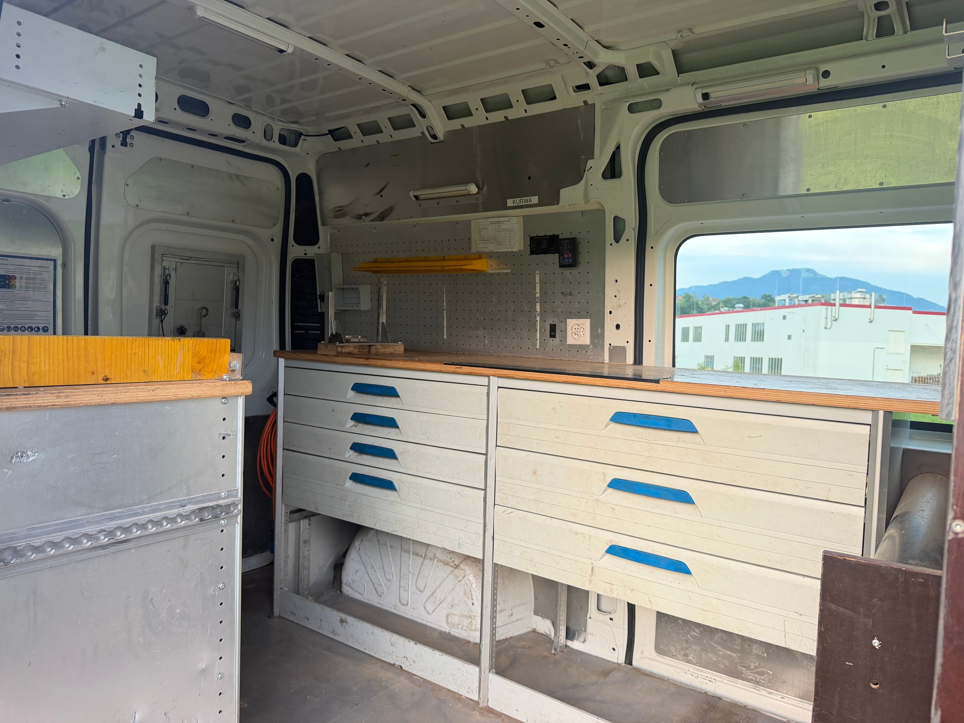 PEUGEOT Boxer 2.2 HDI 335 Premium L2H2-image-15