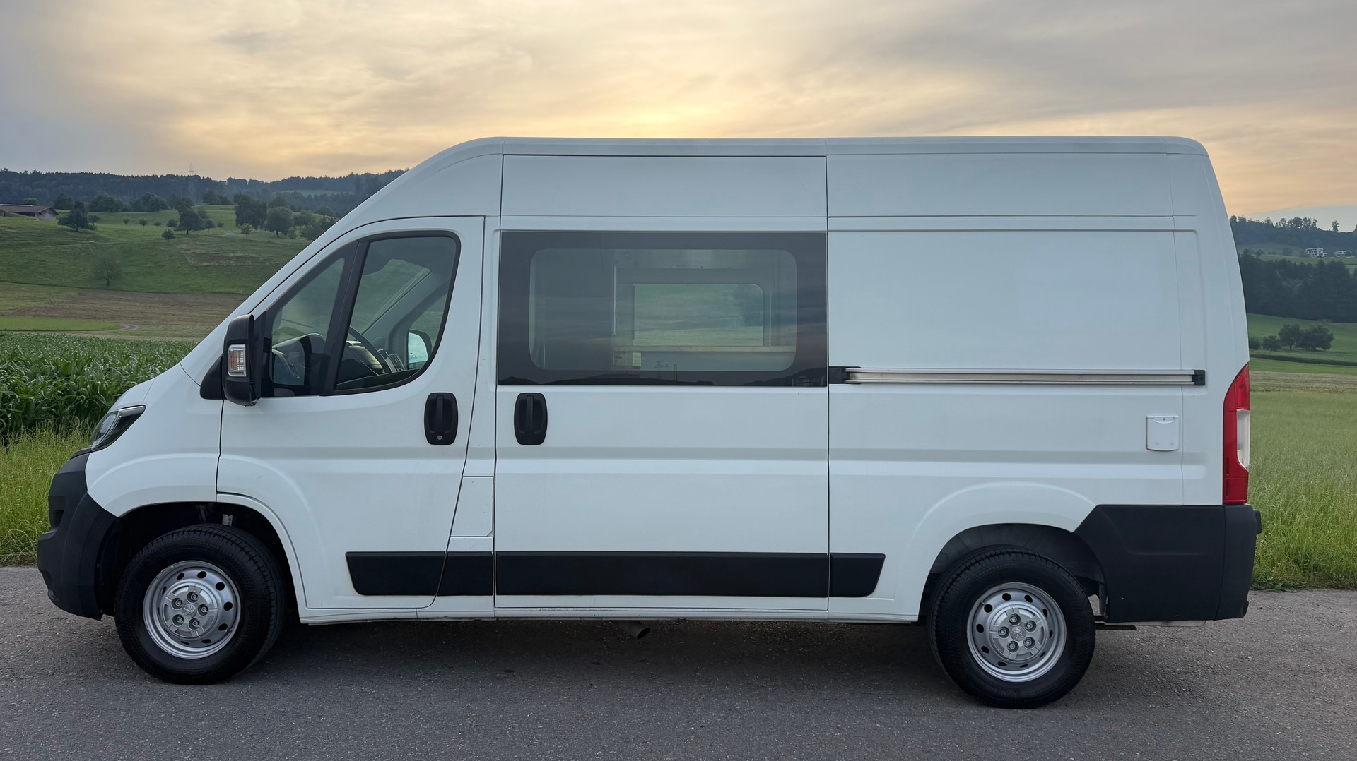 PEUGEOT Boxer 2.2 HDI 335 Premium L2H2-image-2