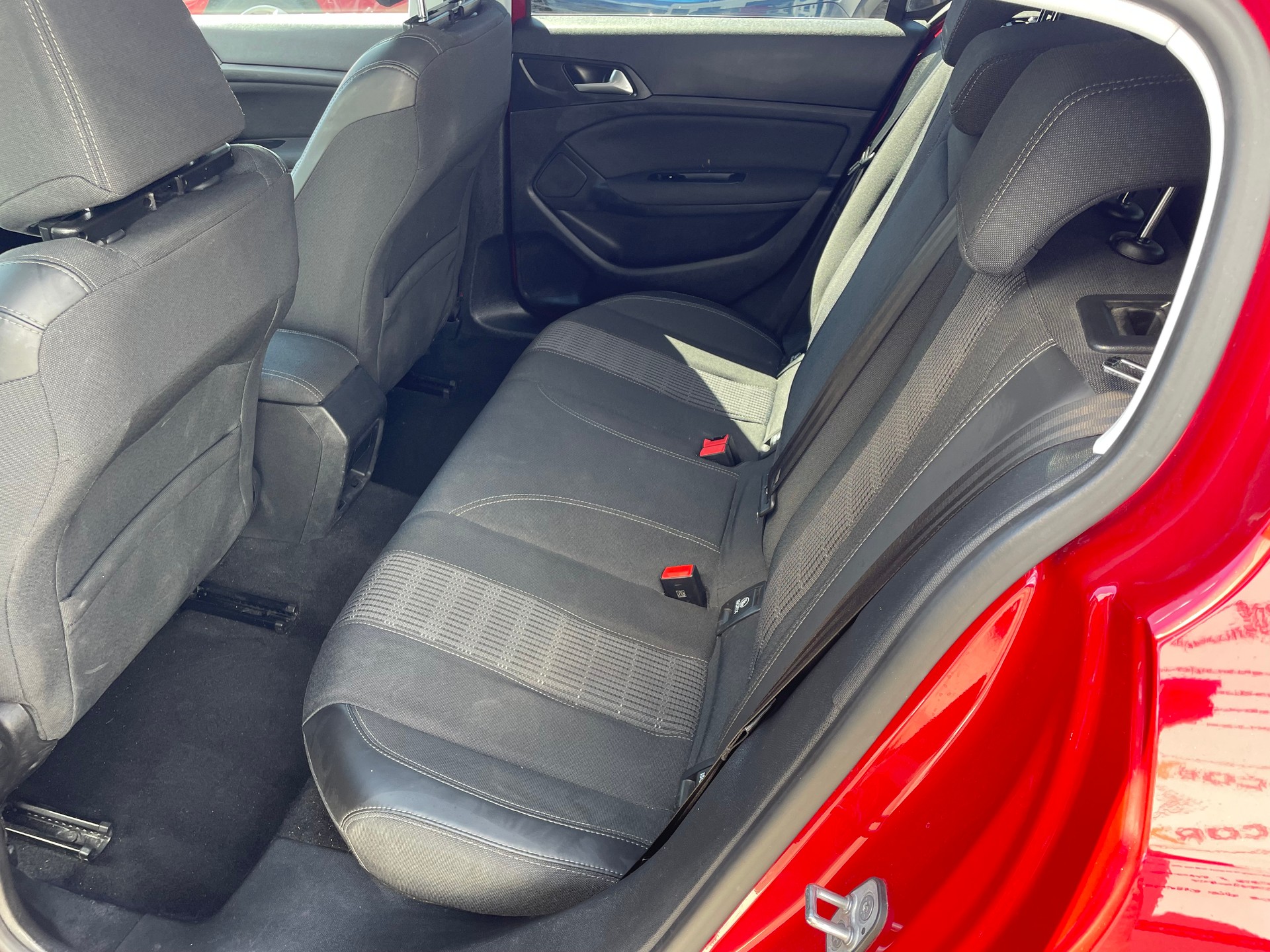 PEUGEOT 308 1.2 Pure Tech Allure EAT6-image-5
