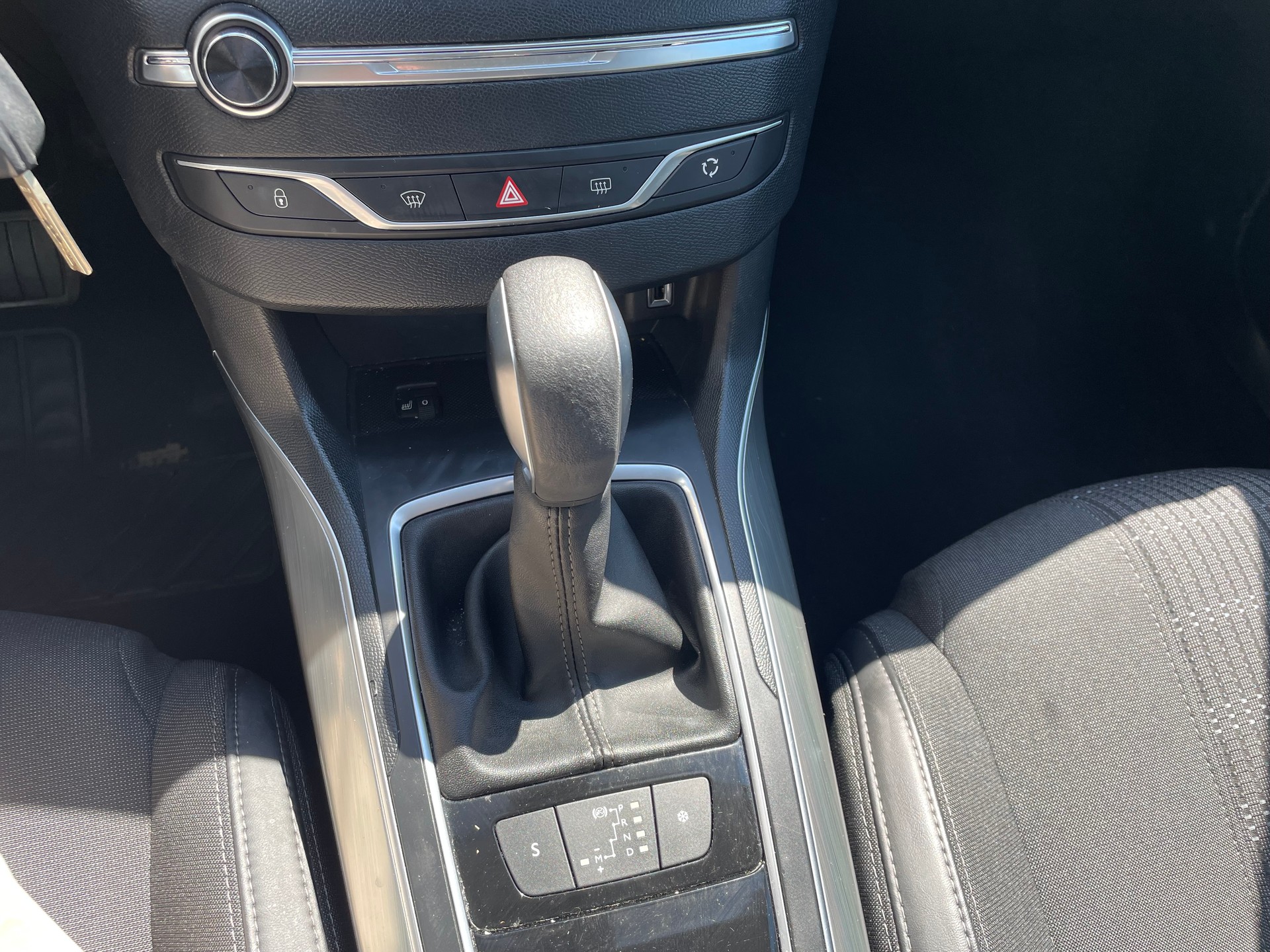 PEUGEOT 308 1.2 Pure Tech Allure EAT6-image-13