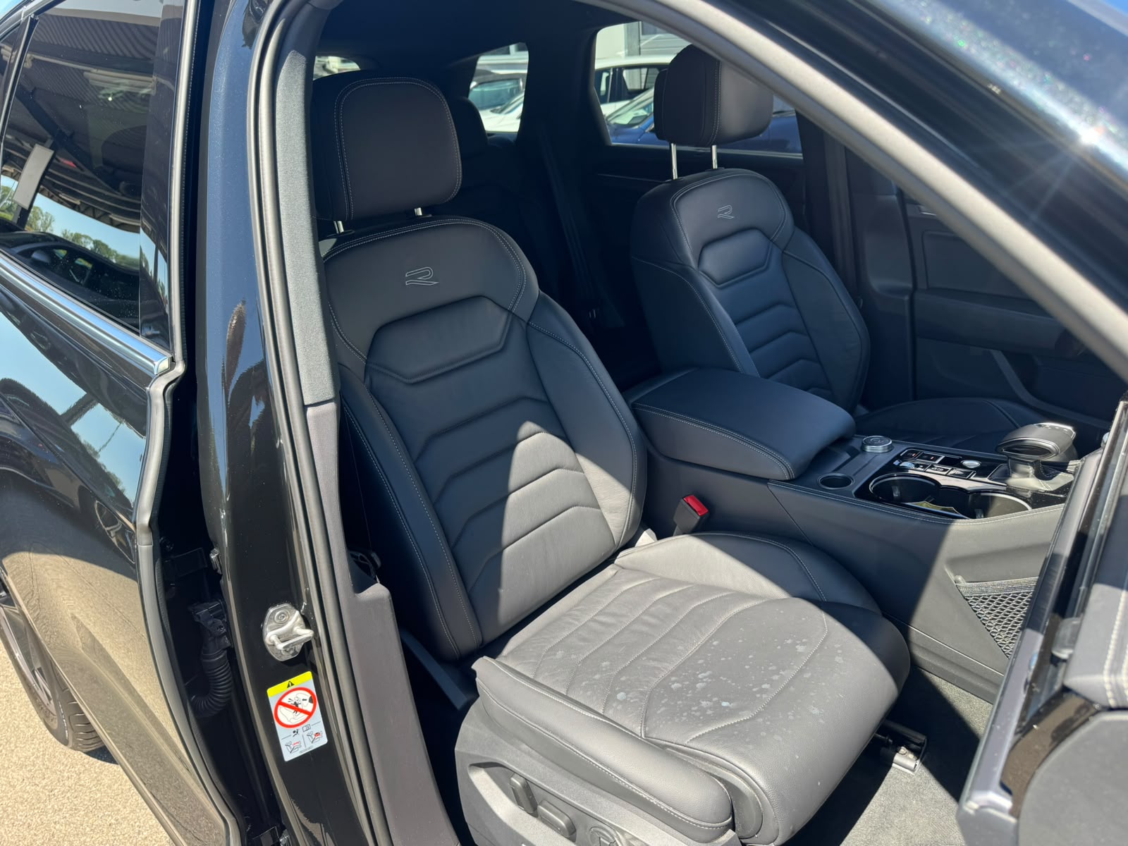 VW Touareg 3.0 TDI R-Line Tiptronic-image-12