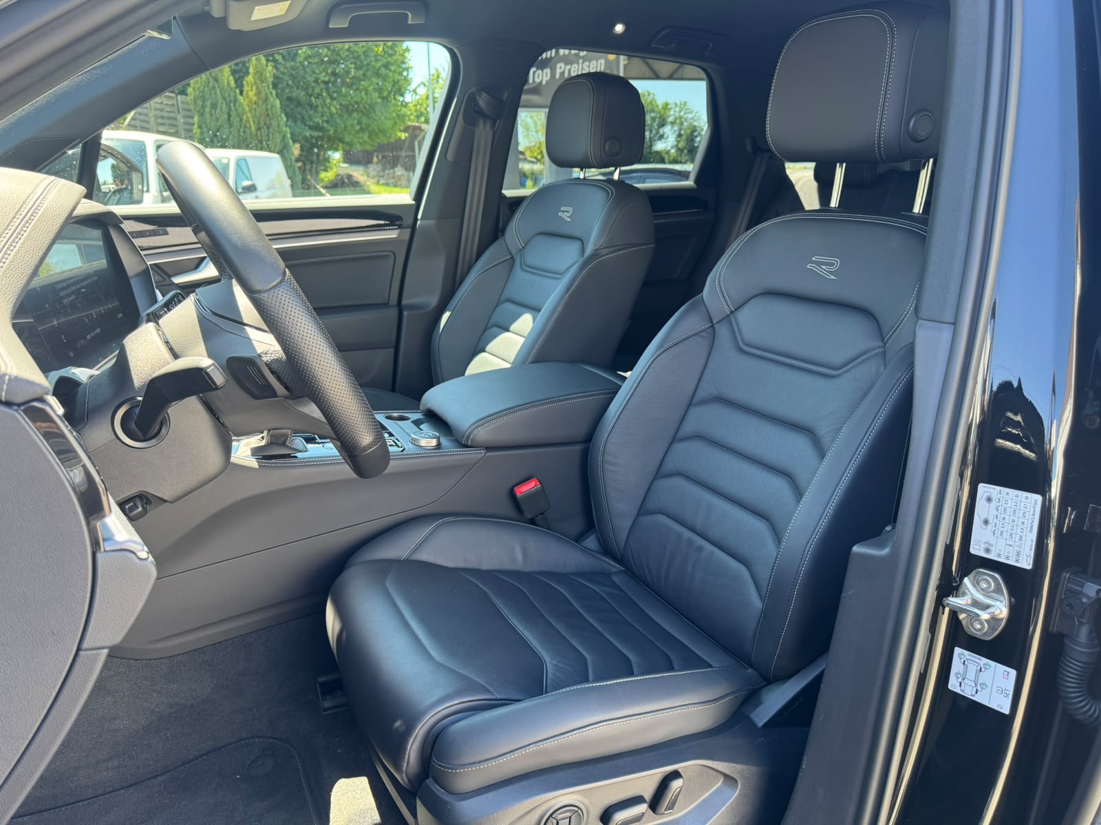 VW Touareg 3.0 TDI R-Line Tiptronic-image-11
