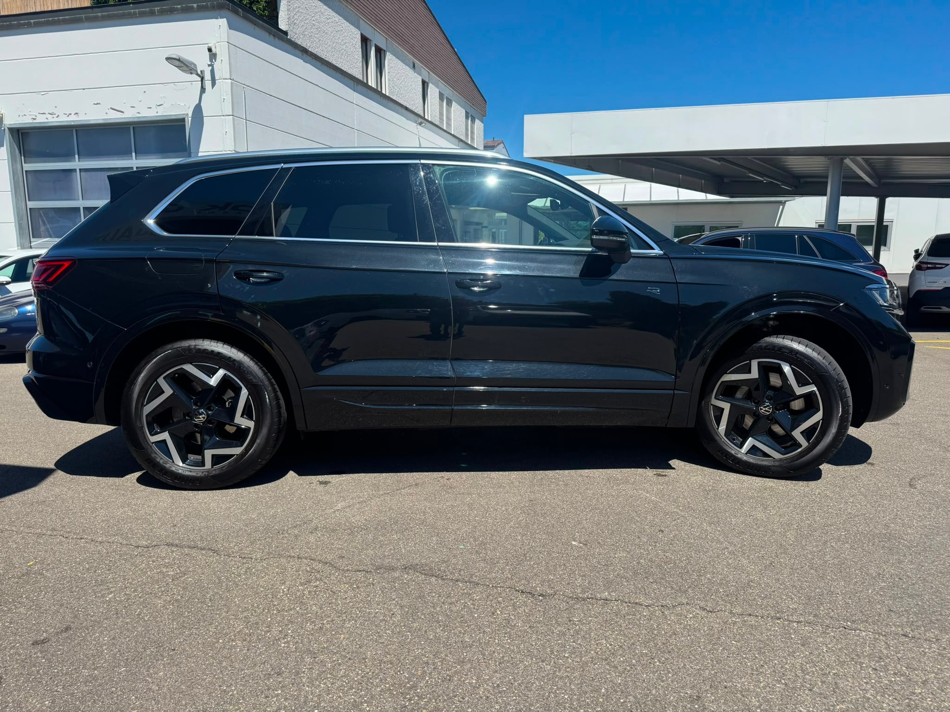 VW Touareg 3.0 TDI R-Line Tiptronic-image-3